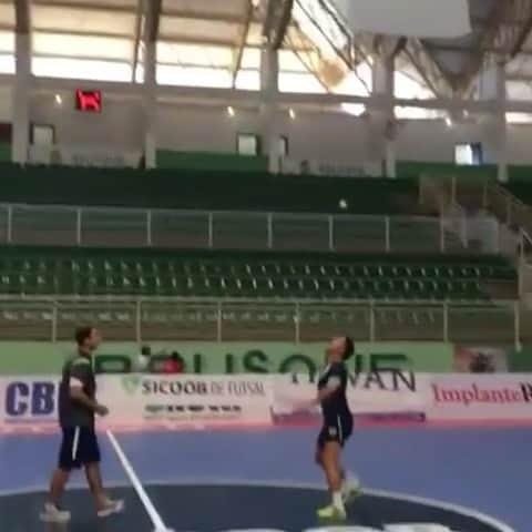 アレッサンドロ・ローザ・ヴィエイラのインスタグラム：「VÍDEO- Desafio de domínio no peito com bolinha de tênis 🎾,será? 👁👁🤷🏻‍♂️👑 #OREI 👑 MARQUEM OS AMIGOS!」