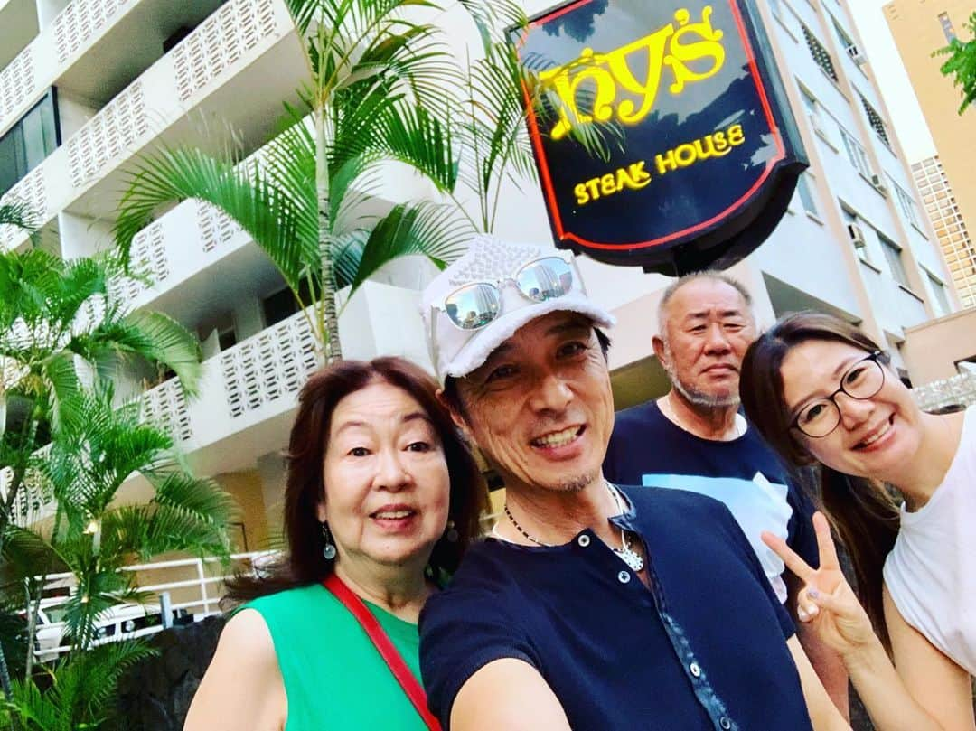 黒田アーサーさんのインスタグラム写真 - (黒田アーサーInstagram)「ハワイの思い出。ステーキ🥩ハウスHYSで最終日のディナー😊美味しかったなぁ〜！#hawaii #honolulu #waikiki #hyssteakhouse#ハワイ#ワイキキ#ステーキハウスhys#相馬社長#黒田アーサー」7月11日 7時34分 - kuroda_arthur