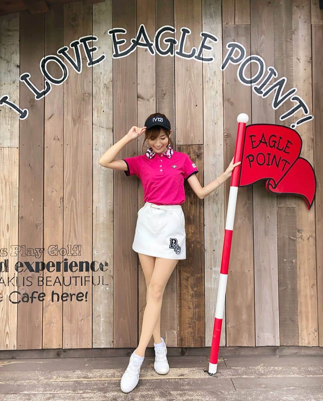 のインスタグラム：「おはようぎょざいます☀ 曇り雨が続くけどテンションあげてこ🥳 この前久しぶりにイーグルポイントへ行ってきました⛳️ここのゴルフ場は写真スポットがかわいいんだなー🥰 トップスとバイザーは @v12golf_official ❤️襟が迷彩柄なんだよー！スポーティだけどオシャレ❤️ . あ、あとストッキング履いてますか？って質問をたまにいただくんだけど、履いてます！日焼け防止とブヨ防止です！ この前ブヨに刺された時、日焼け止めを何度も塗り直したくて珍しく生足だったんですが、そしたら刺されました😭💦 . そのあとブヨにはハッカ水がいいよって聞いて自分で作ってみた！1週間しかもたないから毎回作るのがなかなかめんどくさいw . . . #ゴルフ女子 #ゴルフコーデ #v12golf」