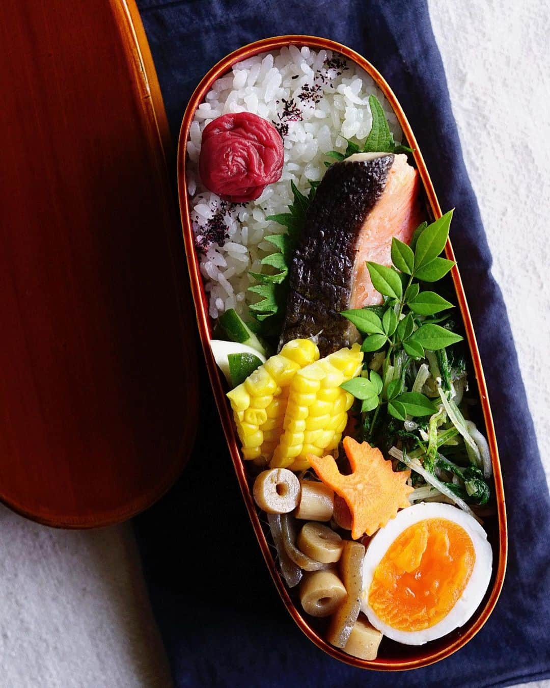 Ryoko Yunokiのインスタグラム：「+ + + Grilled salted salmon bento/焼き塩鮭弁当 . *rice and umeboshi *grilled salted salmon *mizuna leaves and whitebait salad *steamed sweet corn *nukazuke pickled radish and cucumber *dashi-simmered konnyaku, bamboo shoots *hard-boiled egg . ＊ご飯と梅干し ＊焼き塩鮭 ＊水菜と小松菜のサラダ ＊蒸しトウモロコシ ＊蕪と胡瓜の糠漬け ＊蒟蒻と筍の出汁煮 ＊ゆで卵 + + + #丸の内弁当 #f52grams #曲げわっぱ #春慶塗 #柏屋常左衛門商店 #ひのき曲げ物」