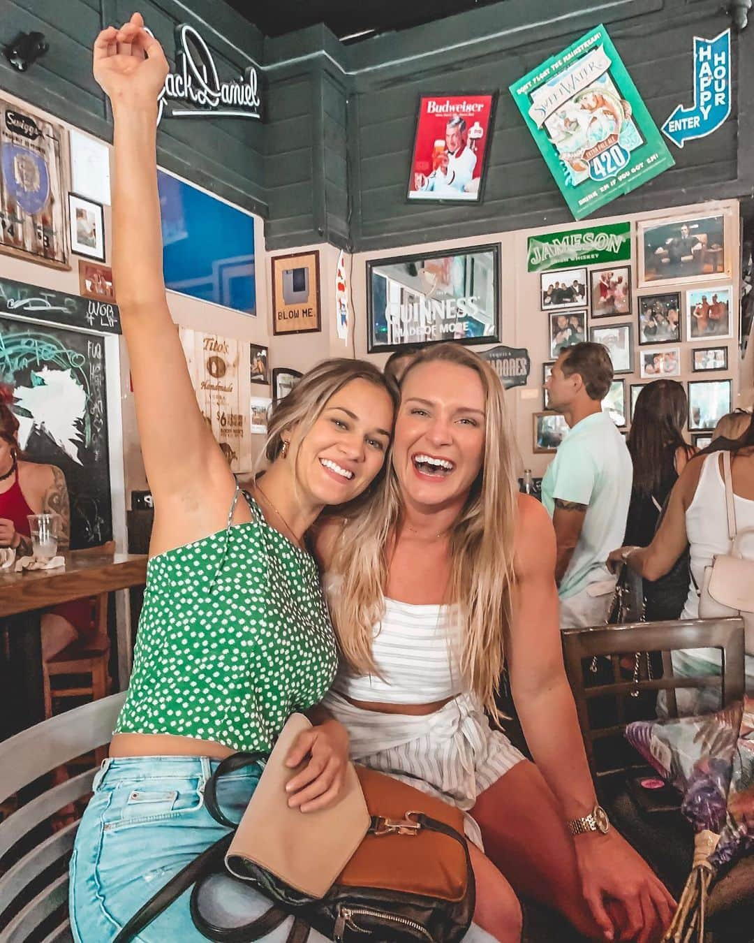 ブリジェット・スローンさんのインスタグラム写真 - (ブリジェット・スローンInstagram)「Raise your hand if you love being roomies 🙋‍♀️🥰 (Nati is the best)」7月11日 7時42分 - bridgetsloan