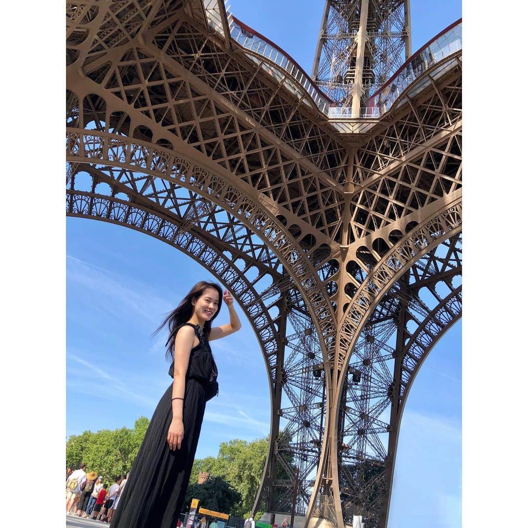 のインスタグラム：「移動は電動キックボードです🇫🇷 ・ #家電女優 #奈津子 #なつこのフランス旅 #パリ #シナプス刺激されまくり #うおおおおおおお」