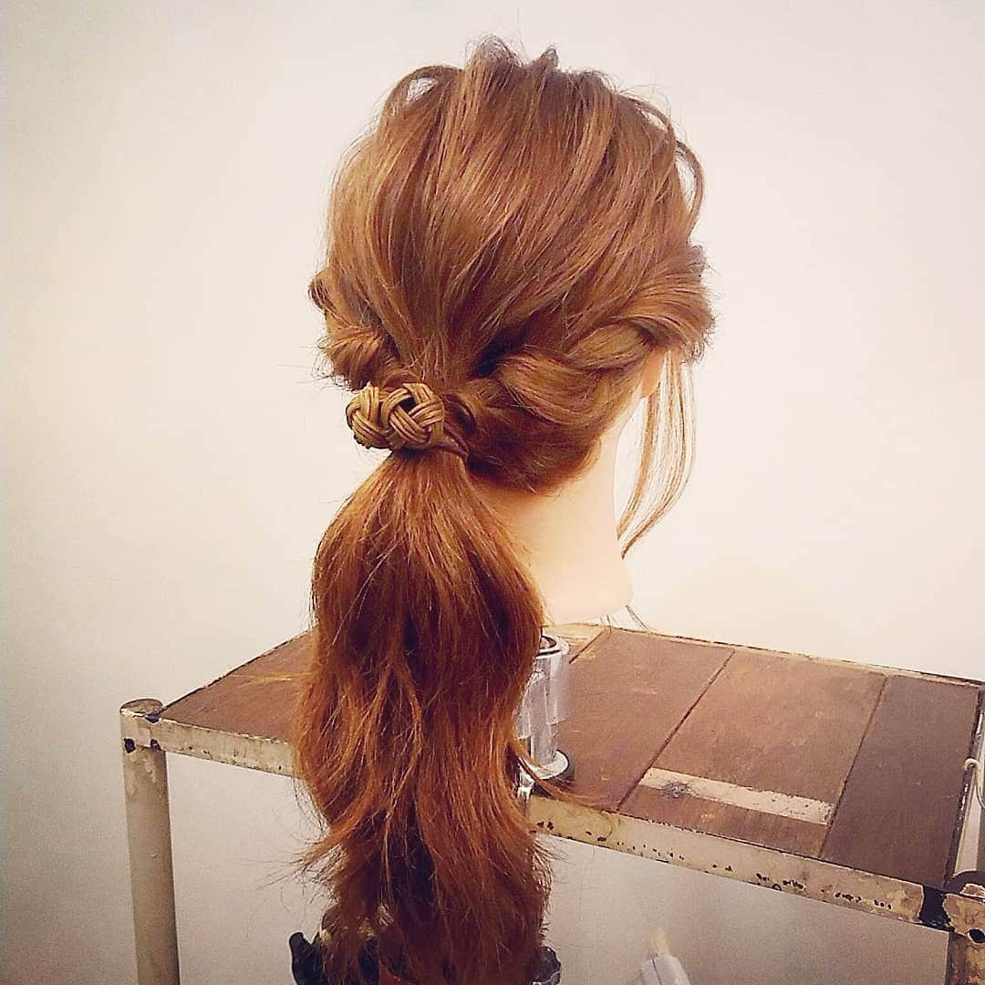 nest hairsalonさんのインスタグラム写真 - (nest hairsalonInstagram)「先程のアレンジ動画の出来上がりです！  ポニーテールアレンジ (ヘアゴム @ton_toko_tonton ) #横浜美容室#ヘアサロン#ヘアエステ#美容室#ヘアアレンジ#ヘアアレンジ解説#ヘアアレンジプロセス#簡単アレンジ#まとめ髪#ヘアスタイル#アレンジ動画#ヘアアレンジ動画#ポニーテールアレンジ#アレンジスティック#横浜#横浜元町#元町#石川町#nest#nesthairsalon#スタッフ募集」7月11日 7時48分 - nest_hairsalon