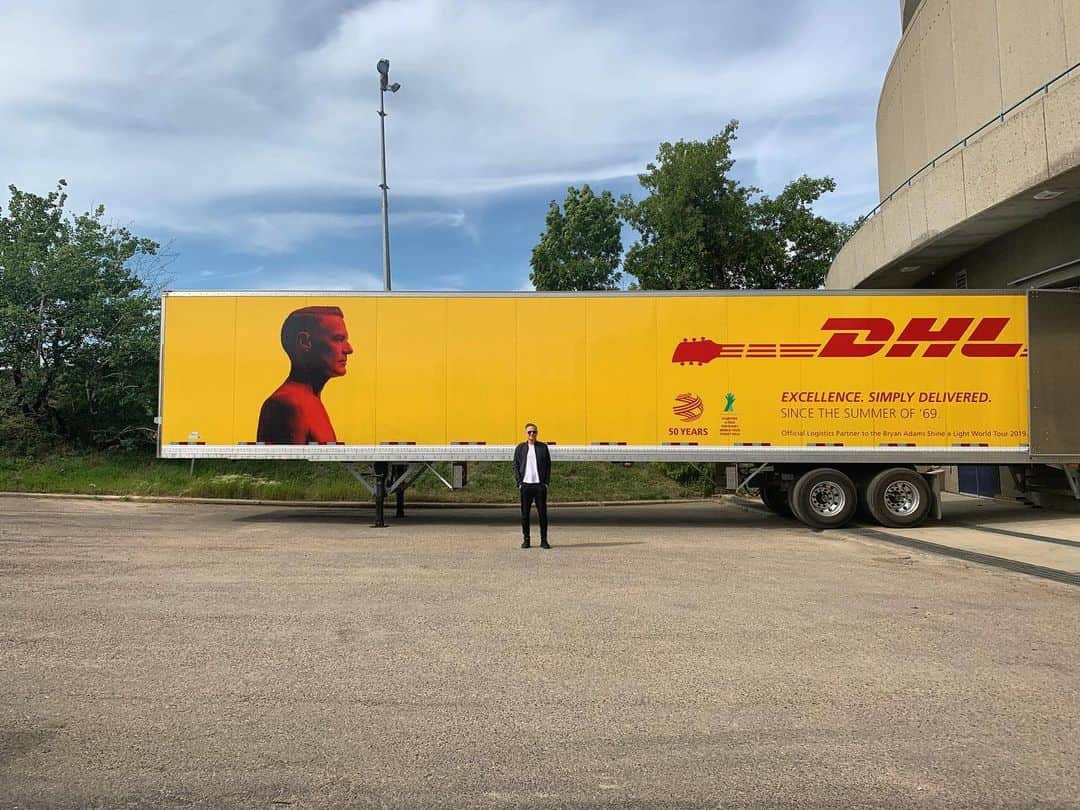 ブライアン・アダムスさんのインスタグラム写真 - (ブライアン・アダムスInstagram)「One of our DHL “Shine a Light” tour trucks outside the Saskatoon arena. #bryanadamsshinealight」7月11日 7時52分 - bryanadams