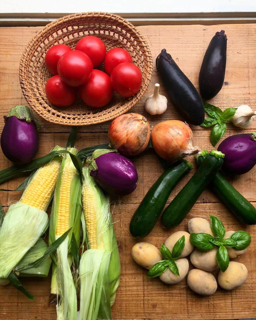 CHIPPRUSONのインスタグラム：「雨の木曜日☔️今日は植木の水やりしなくてよいみたいだ。 ・ ・ 今週も届きたて、ピカピカのお野菜たち。バジルは植木鉢で育てたのが使えそうな♩お野菜を眺めていると自然に焼いた方が良さげなパンを思いつく。キラキラした空気感が戻ってくるのを感じる。寝ていても、夢の中でパンを焼いたり食べたり考えたりするようになってきた。 ・ ・ 作り続けるって難しい時もあって、時期によっては何も閃かなかったり無気力だったりする。楽しめなくなって、ただ苦しくなった時、何度ももうやめようかとさえ思ったけれど、固まって動かなくなった心に新しい風を吹き込んでくれた色とりどりのお野菜たち。 ・ ・ 少しずつまた作れるようになってきていて、少しずつ閃きが戻ってきているこの頃。今週もパンが焼けるありがたさに感謝！🌽🍅🍆🥔」