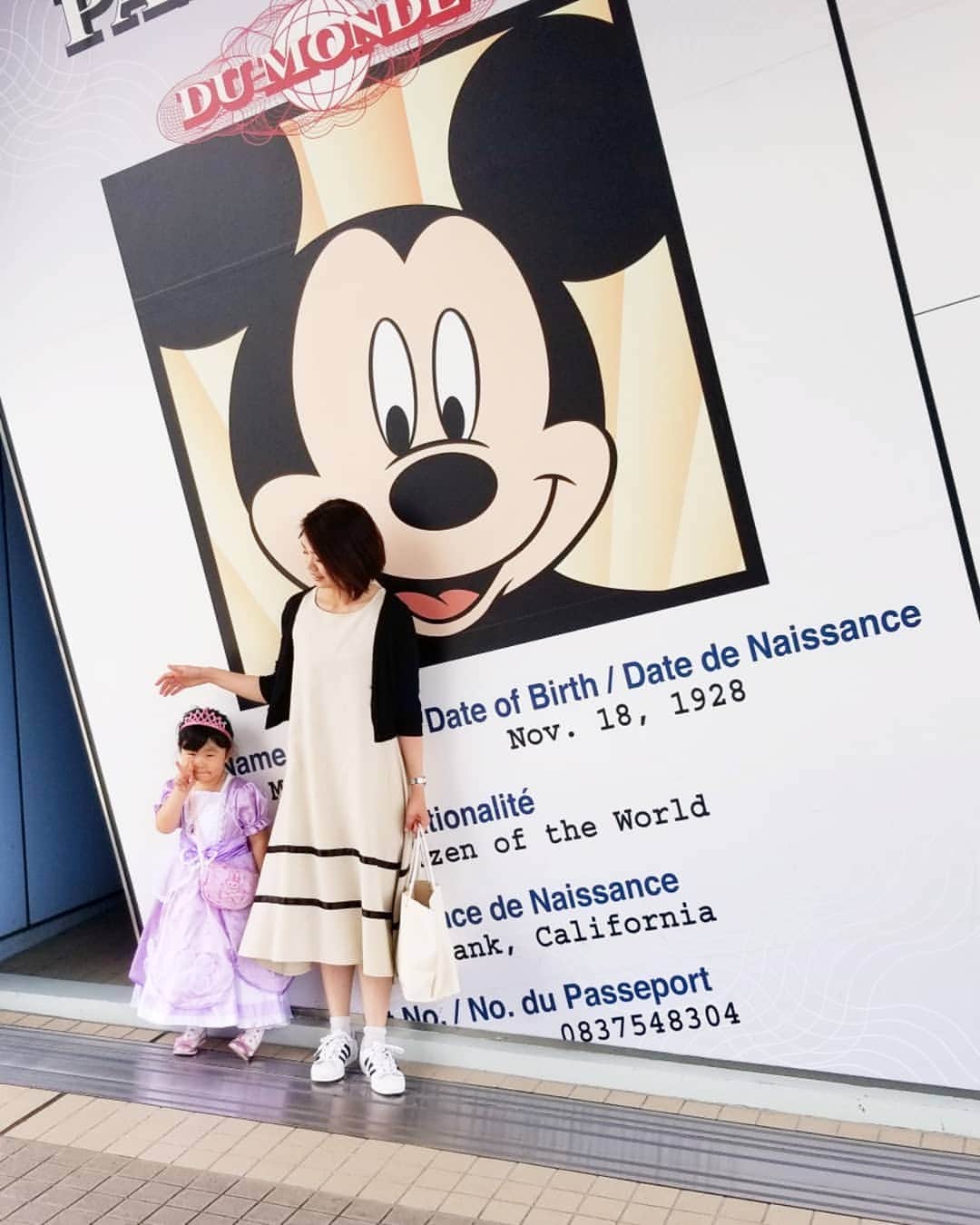 ERINA UENOさんのインスタグラム写真 - (ERINA UENOInstagram)「. Disney Land🏰🎠✨💓 じぃじ、ばぁばに代わりですな😘 おじ、おばも楽しみました😆 もう一人の姪にもおみやげ選んで…💕 . 夜までたっぷり楽しみました✨ . . #騒がしくすみません #東京 #東京旅行 #Disney #Disneyland #DisneySea #旅行 #ヒルトン東京ベイ #hiltonTokyobey #ディズニー #fashion #福岡 #Fukuoka #trip」7月11日 8時00分 - erina_flowdia