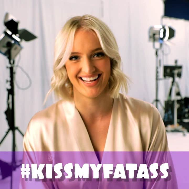 シェパードのインスタグラム：「@emmashepparddd makes some big calls in her #kissmyfatass BTS video #comingsoon」