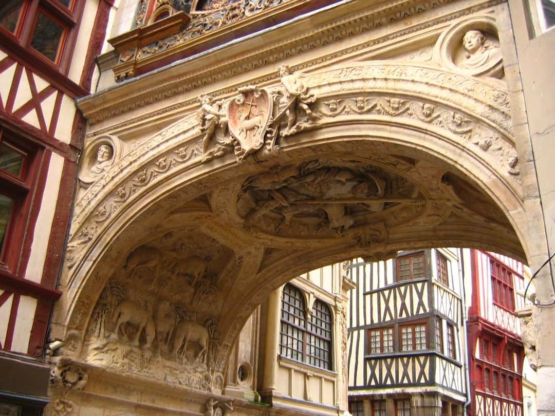 フランス大使館さんのインスタグラム写真 - (フランス大使館Instagram)「【不思議なフランス🔎】北フランスの町ルーアンには、14世紀ルネッサンス様式で作られた美しい「大時計」がありますが、その時計の下のアーチの部分を飾る天使の中に、さかさまのものがあるのをご存知ですか？当時の職人たちが労働条件への不満を表明するためにさかさまに彫刻したものだそうです 👼。 #Franceinsolite 🔎 Parmi les anges qui ornent l’arche surbaissée du Gros-Horloge à Rouen, l’un d’eux a été sculpté à l’envers 👼. Une manière subtile de montrer le mécontentement des sculpteurs face aux conditions de travail.」7月11日 8時01分 - ambafrancejp