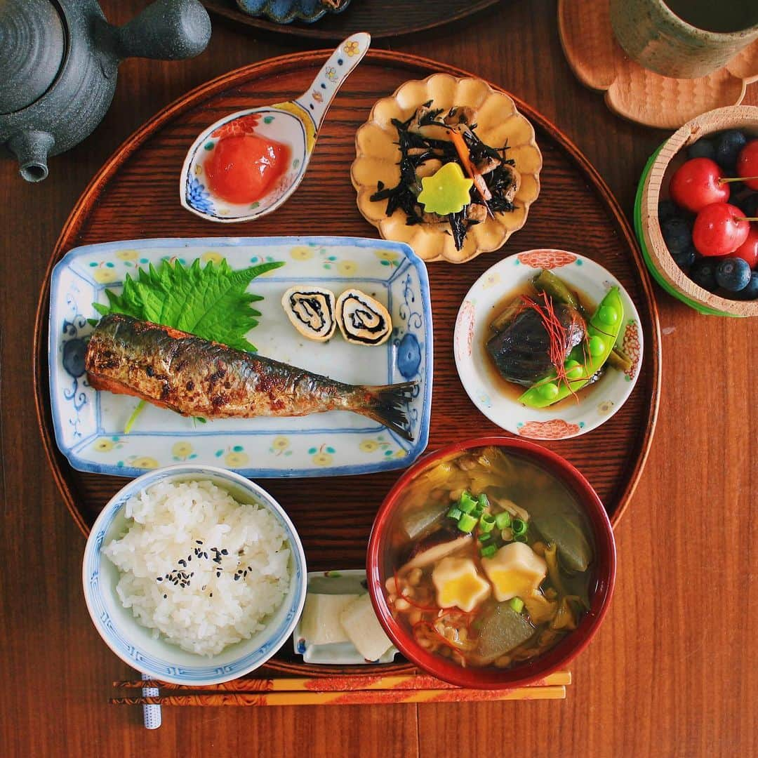 Kaori from Japanese Kitchenさんのインスタグラム写真 - (Kaori from Japanese KitchenInstagram)「2019.7.11 Thu 炊きたてご飯＋いわし明太=最高。 ＊＊＊ Good morning! Yesterday’s Japanese breakfast:Fresh baked rice, Chinese medicinal soup, grilled sardine w/ cod roe in it, simmered eggplant and green pepper, simmered hijiki seaweed, tomato jerry, cherry and blueberries. These days I post my dishes at the same time(swipe to the left), how is that style? Tell me your opinion:-) ・ おはようございます。 昨日の朝ごはんは福岡土産のいわし明太。 どうしても鍋炊きご飯が食べたくて 早起きして朝から頑張って炊きました。 ツヤツヤのお米とお魚、最高でした…！ スープはいつもお世話になっている @yakuzenshop の毒出しスープ。 干し椎茸、干し貝柱ベースで 緑豆、はとむぎ、金針菜が入っています。 今日は冬瓜をプラスしました。 これらはむくみに効く食材。 水分代謝が悪い人にオススメです。 てなわけで今日の走り書きはむくみ対策。 ごちそうさまでした。 ・ 📝薬膳走り書き📝 むくみ対策:水分代謝は「腎」が関わっている。日本は湿度が高い気候のため、体内に水分が溜まりやすく腎に負担がかかりやすい。また冷たい物の摂りすぎで腎に負担がかかり内臓が冷えて血行不良や新陳代謝が悪くなる。 水分代謝を促すものを食べると◎。 オススメ食材:枝豆、緑豆、冬瓜、小豆、きゅうり(夏野菜全般がおすすめ) ・ 【おしながき】 炊きたて白米 #バーミキュラ 毒出しスープ(むくみ改善に効果◎) 山芋わさび漬け いわし明太 のり卵焼き 茄子とししとうの煮浸し ひじきの煮物 トマトゼリー 山形のさくらんぼと長崎のブルーベリー ・ またまたお皿ビフォーアフターを載せてみました。いわし明太をのせた長皿は内側の染付がお気に入り。染付は拡大して見てもらえると嬉しいです。 松浦コータローさんナオコさん夫妻の作品はいつ見ても癒されるし、料理を引き立ててくれます。また長くなりました。 おつかれ木曜も笑顔で☺︎ ・ #japanesefood #washoku #breakfast #おうちごはんlover #朝ごはん #おうちごはん #早餐 #아침밥 #薬膳 #うつわ #フーディーテーブル #和食器 #古伊万里 #一汁三菜 #comidajaponesa #小澤基晴 #松浦コータロー #松浦ナオコ」7月11日 8時04分 - coco_kontasu