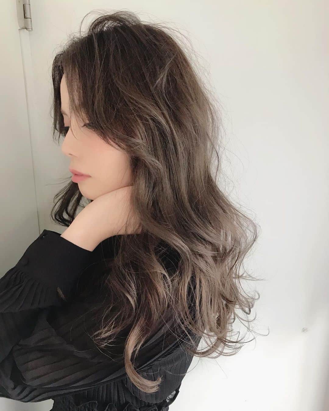 増田愛里菜のインスタグラム：「7月も【#LOWE 】でカラーしたよ💈♡✂︎ . . . いつもオーダーする時 『外人さんみたいな透けた感じのカラーで☺︎ 』ってお願いして、色味はノセさん におまかせにしてるよ😚✨✨ . . . #グレージュ いい色〜👩🏼💫💕 今度はノセさんの#アレンジ も載せるね！ . . ノセさん @nosekoji_lowe いつもありがとうございます〜🐶❤︎✂︎❤︎✂︎ . . #LOWE #salon #hair #longhair #arrange #arrangehair #summer #fashion #makeup #ヘア #ヘアカラー #グレージュ #ロングヘア #ダウンスタイル #ヘアメイク #メイクアップ #メイク #髪 #美容室 #表参道 #東京」