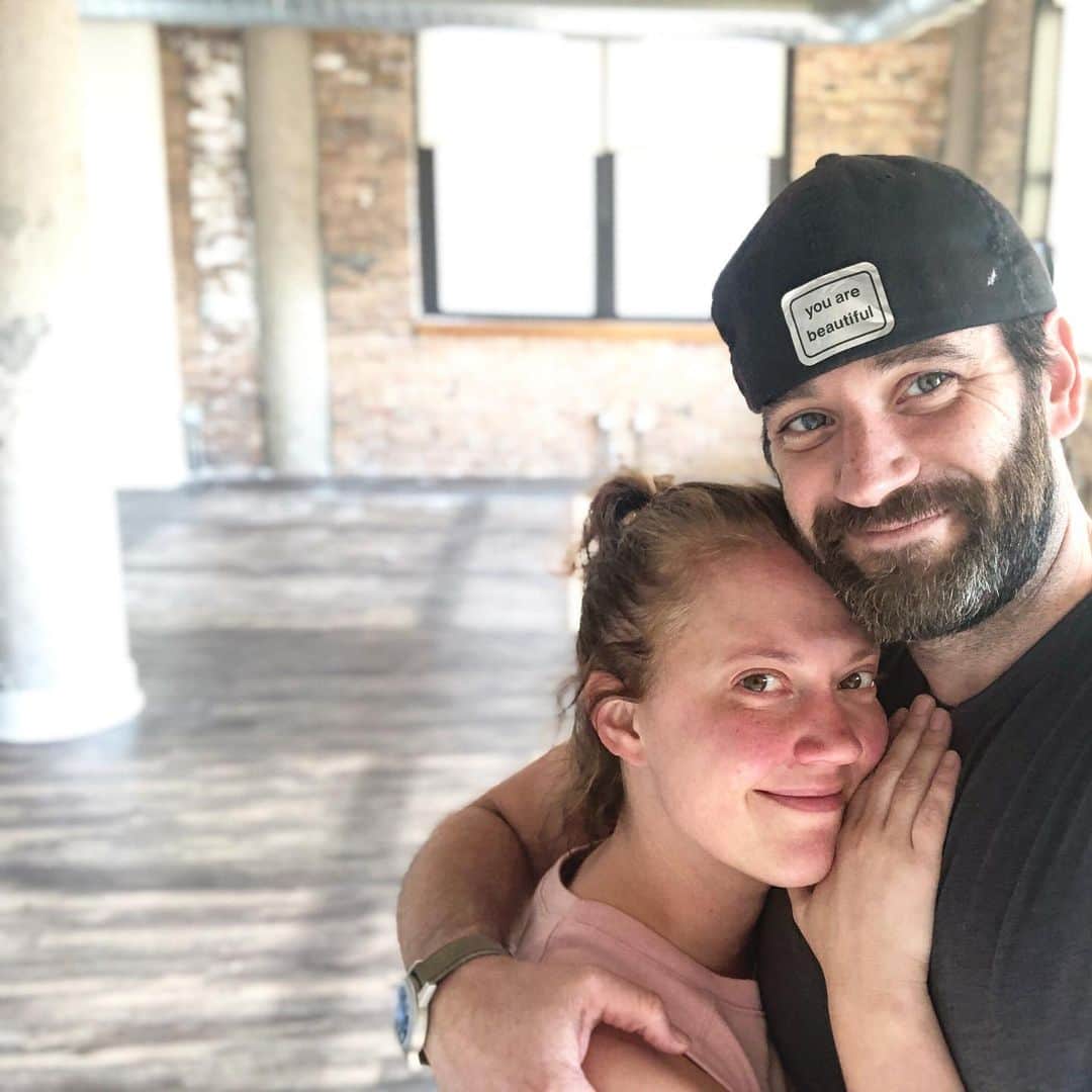 のインスタグラム：「One more pic taken right before we left our Chicago home for the last time because A) @pattimurin looks stunning even after a full day of dealing with the big emotional ball of stress that was me and B) it was big thing to see that place all empty. #ontothenext #thankful #moving」