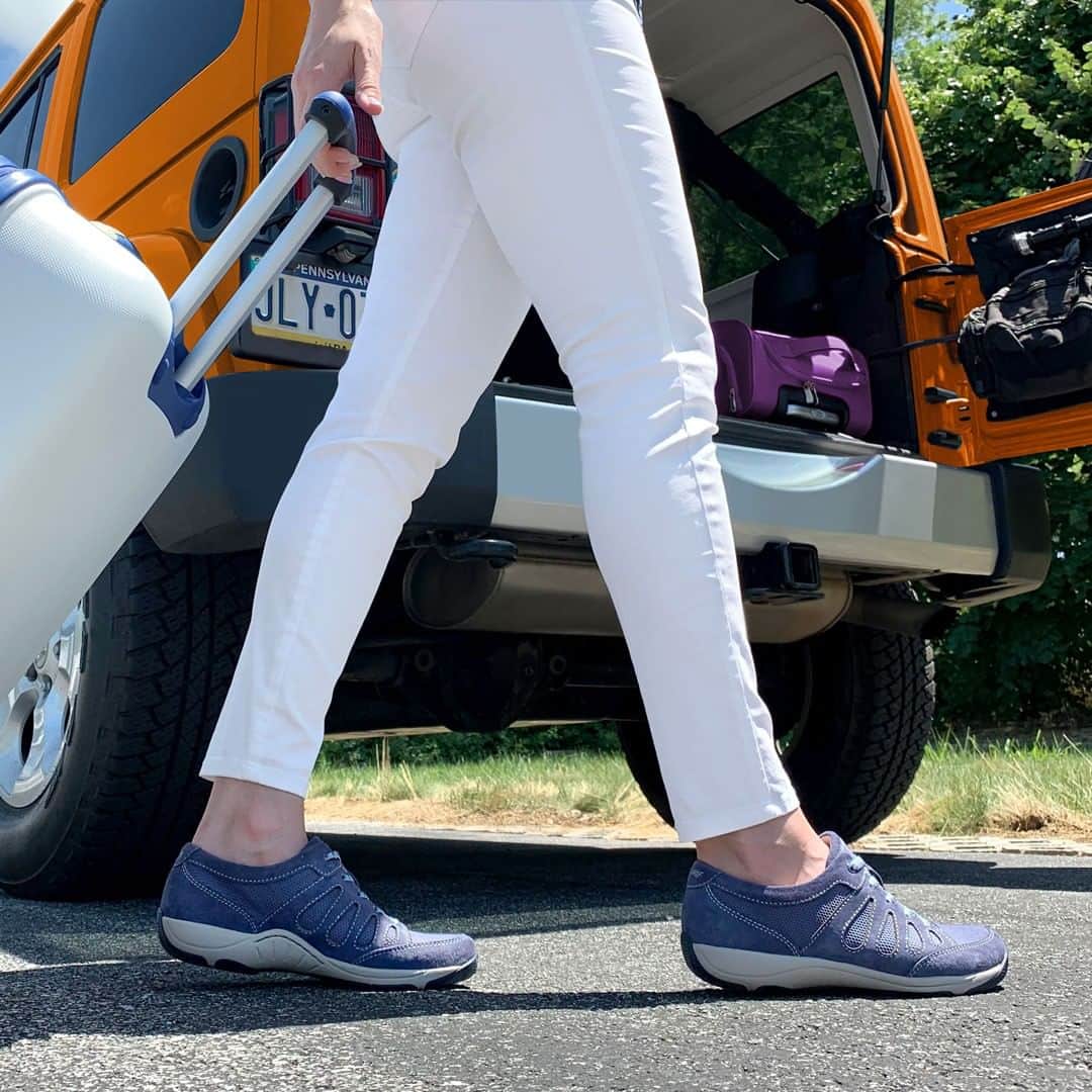 ダンスコのインスタグラム：「All packed up and on my way. Shop Heather now at the link in the bio.」