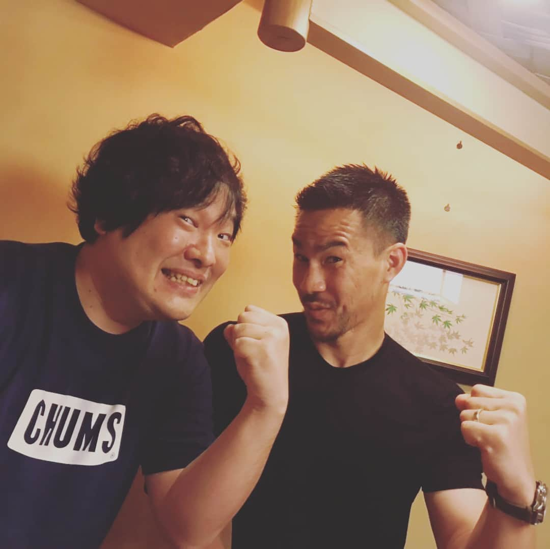 岡崎慎司さんのインスタグラム写真 - (岡崎慎司Instagram)「Wザキオカ&ビッケ&慶太&カッキーさん🙌😊 岡崎体育という謎の岡崎を２年前から追いかけてしまい、気付いたらDMからの食事会でした。🙏 昔からの知り合い、慶太君も来て、ビッケくんも来て、カッキーさんも来て謎の会。 めちゃ盛り上がりました。 ゲーム好きだし、考えもみんな似てる部分があって毎年の楽しみになりそうやなー #謎の会#体育ポーズ#岡崎体育#ビッケブランカ#橘慶太#柿本けんさく」7月11日 8時41分 - shinjiokazaki_official