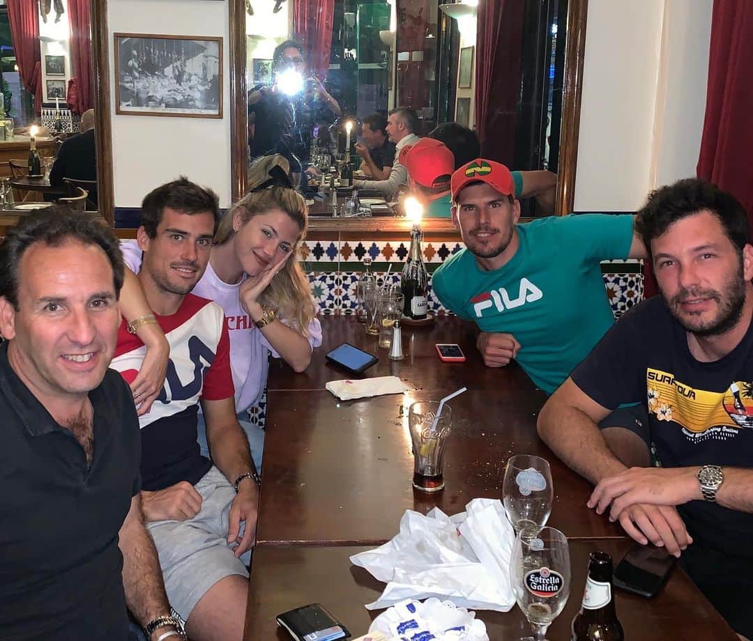 ギド・ページャのインスタグラム：「Ultima fotito del team en Wimbledon. Dos semanas únicas que van a marcar algo muy importante en mi carrera, ahora queda luchar para seguir en este nivel. Gracias a todos los que forman parte de este grupo que va por todo y a toda la Argentina que estuvo pendiente partido a partido, los quiero mucho #wimbledon @wimbledon」