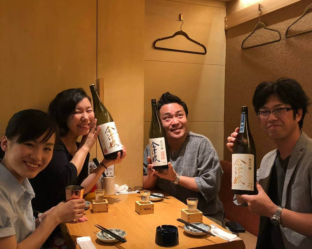 高井俊彦さんのインスタグラム写真 - (高井俊彦Instagram)「【お疲れ様会🍻】 昨夜はー。 劇団そとばこまち東京公演『のうみん』を終えた３人（森澤さん、和泉、りょんちゃん）とお疲れ様会😃✌️ 日本橋にある、しゅまいと餃子が旨すぎる中華屋『黒門 轍』からスタート✨ 久しぶりの焼肉『楽洛亭』でハラミを食べて✨ 日本酒最強店『井出家』へ☺️ 東京公演の話をいっぱい聞かせてもらって笑って✋  そこから、明日に向けてジ・白川バンドのスタジオ練習に🎶 いつものスタジオZixでみっちり１時期👍  バンドメンバーと練習打ち上げに『藤の猿』そして再び『井出家』へ‼️ まだおられた３人さんと合流して日本酒大会🍶 美味し楽しすぎた➰🙆 最後にイッシンくんと『おでんばーKING』のひできくんの誕生日を祝いに行って、撃沈⤴️⤴️⤴️ 濃い濃い夜でした🌃✨ 今日はめちゃめちゃジムでカロリー消費せなアカンわ‼️」7月11日 8時35分 - takai_toshihiko