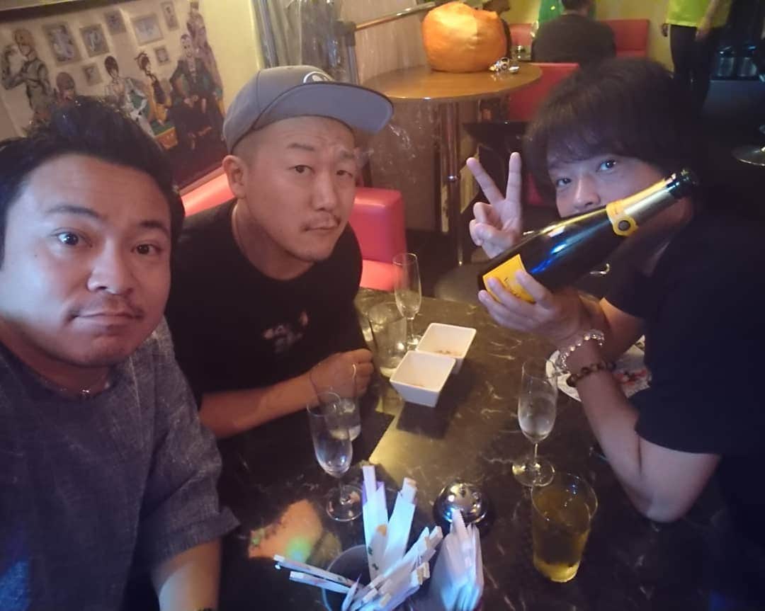 高井俊彦さんのインスタグラム写真 - (高井俊彦Instagram)「【お疲れ様会🍻】 昨夜はー。 劇団そとばこまち東京公演『のうみん』を終えた３人（森澤さん、和泉、りょんちゃん）とお疲れ様会😃✌️ 日本橋にある、しゅまいと餃子が旨すぎる中華屋『黒門 轍』からスタート✨ 久しぶりの焼肉『楽洛亭』でハラミを食べて✨ 日本酒最強店『井出家』へ☺️ 東京公演の話をいっぱい聞かせてもらって笑って✋  そこから、明日に向けてジ・白川バンドのスタジオ練習に🎶 いつものスタジオZixでみっちり１時期👍  バンドメンバーと練習打ち上げに『藤の猿』そして再び『井出家』へ‼️ まだおられた３人さんと合流して日本酒大会🍶 美味し楽しすぎた➰🙆 最後にイッシンくんと『おでんばーKING』のひできくんの誕生日を祝いに行って、撃沈⤴️⤴️⤴️ 濃い濃い夜でした🌃✨ 今日はめちゃめちゃジムでカロリー消費せなアカンわ‼️」7月11日 8時35分 - takai_toshihiko