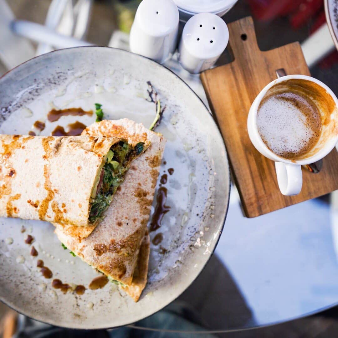 高嶋綾也のインスタグラム：「My favorite cafe in Cusco;) @monkeycoffeecusco  Falafel with avocado S/20 Flat white S/8 I had two cups of flat white because the coffee was really good!」