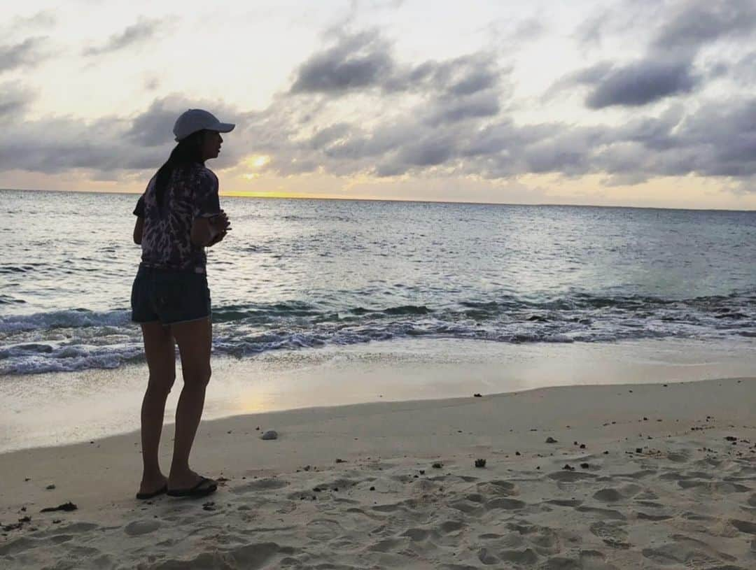 榊原みゆくさんのインスタグラム写真 - (榊原みゆくInstagram)「【Sunset】 波の音と、草木の香りと、夕焼けの色と、、、 視覚、聴覚、嗅覚、全てにおいて癒される空間🎶  贅沢この上なし😄💕 #宮古島 #来間島 #沖縄 #夕焼け #夕陽 #海大好き #sunset #photograph #photography #miyakojima #okinawa #sea #followme」7月11日 8時27分 - miyukuscarab