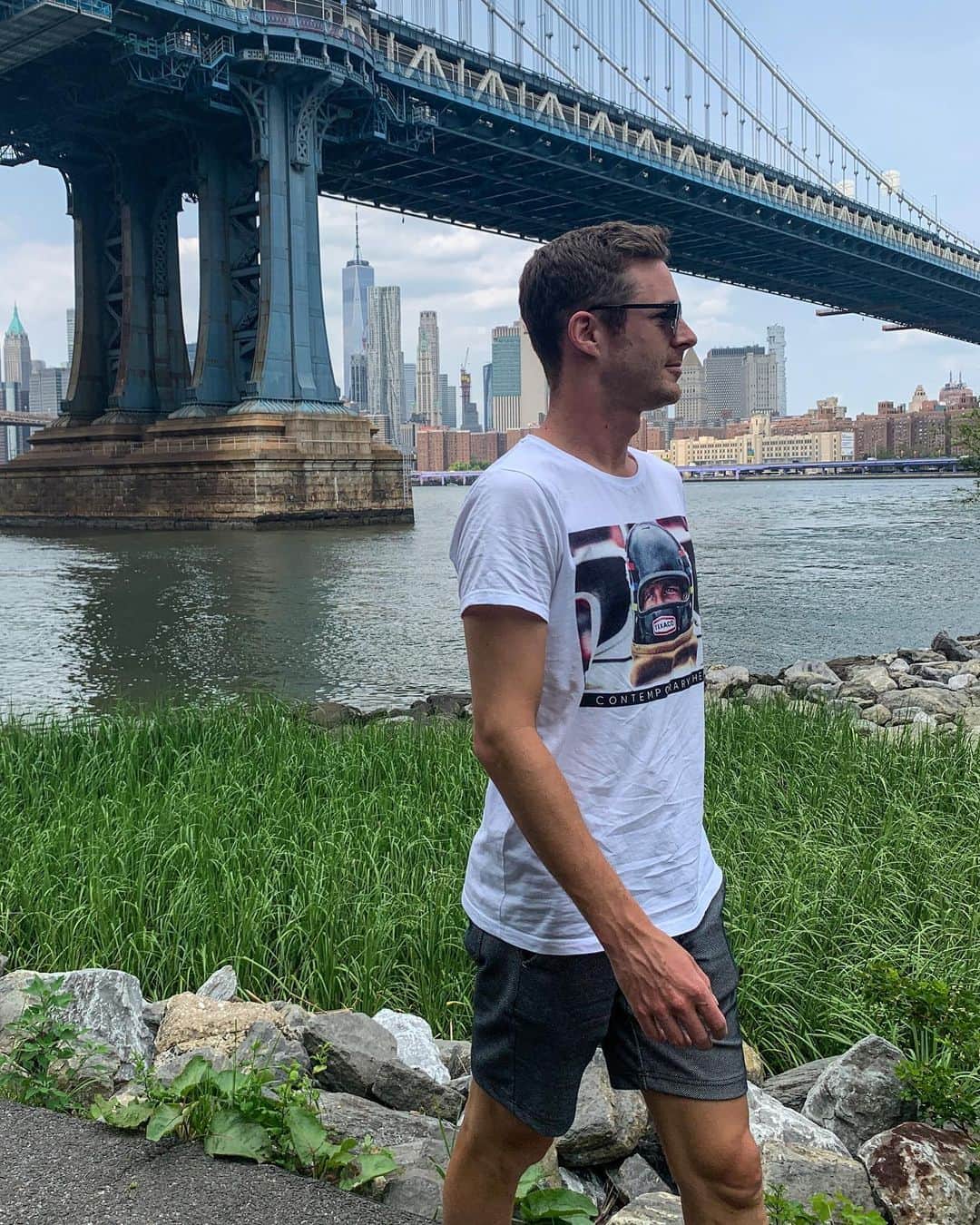ジェームズ・ロシターのインスタグラム：「Hello NYC 📷 @tessjantschek」