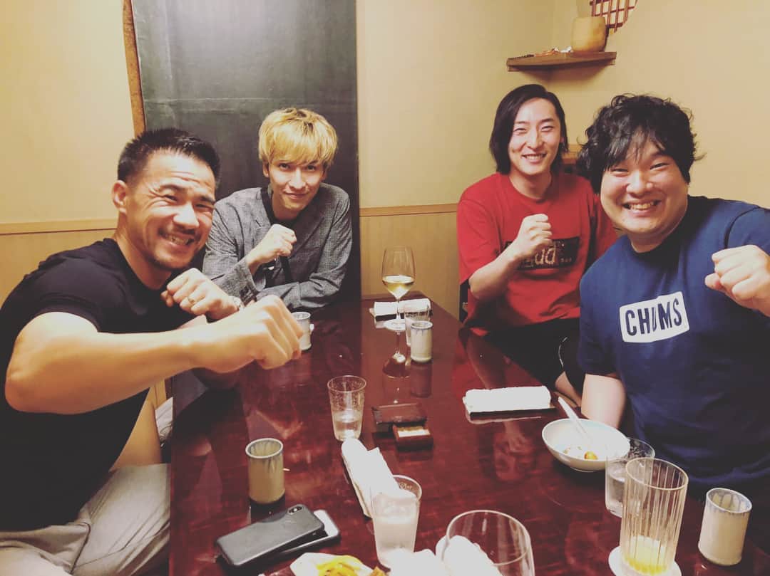 岡崎慎司のインスタグラム：「Wザキオカ&ビッケ&慶太&カッキーさん🙌😊 岡崎体育という謎の岡崎を２年前から追いかけてしまい、気付いたらDMからの食事会でした。🙏 昔からの知り合い、慶太君も来て、ビッケくんも来て、カッキーさんも来て謎の会。 めちゃ盛り上がりました。 ゲーム好きだし、考えもみんな似てる部分があって毎年の楽しみになりそうやなー #謎の会#体育ポーズ#岡崎体育#ビッケブランカ#橘慶太#柿本けんさく」