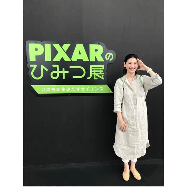 睦さんのインスタグラム写真 - (睦Instagram)「やっと行けました、 ピクサーのひみつ展。  六本木ヒルズなんて、 久しぶり過ぎて、 おのぼりさん状態😅  @micamekko ちゃんと 待ち合わせて、 大はしゃぎ。  いきなり、 TOY STORY の バズ・ライトイヤーと。  ハムのスケッチ画も、 素敵だったなぁ。  モンスターズインクの サリーとマイクもっ🤩  サイズ感が、 ディズニーランドの アトラクション内のと 同じサイズかなぁ？とか 話しつつ。  大好きなウォリーがっ。  映画を見た時は、 もっと小さいと思ってたら 意外と大きかったですね。  でも、可愛い😍  そして、 Mr.インクレディブルの 世界的デザイナーの エドナ・モードもっ。  ドリーにも会えて、 大興奮。  そして少し冷静になって、 もう一度おかわり巡回😅  もちろん、 記念撮影ばかりではなく。  ピクサーの アーティスト達が 色んな技術を 惜しみなく教えてくれる 展示になってるんです。  特に、心を奪われたのは キャラクターを 生み始める時の スケッチ画。  どれも素敵だったなぁ。  絵が描ける人って 本当に羨ましい。  2Dから3Dへの 革命的な躍進をしてきた ピクサー。  ディズニーとの関係も、 紆余曲折あって、 素晴らしい作品達を 世に放ってくれてます。  その功績に、 ジョージルーカスや スティーブ・ジョブズが 深く深く関わってる事に 感銘を受けました。  すごい歴史です。  コンピューターグラフィックスの 凄さの裏に、 細かい観察力と技術力を 味わえる展示です。  @micamekko ちゃん、 一緒に行ってくれて ありがとう。  もう一回、 じっくり行きたいっ😆  @tokyocityview  #pixerfanfun  #ピクサーのひみつ展  #六本木ヒルズ  #ピクサー展  #ピクサーのひみつ  #東京シティビュー  #六本木ヒルズ展望台  #pixer  #いのちを生みだすサイエンス  #pixerのひみつ展  #トイストーリー  #トイストーリー4  #toystory  #toystory4  #モンスターズインク  #monstersinc  #スタジオ  #studio  #shooting  #entertainment  #エンターテイメント  #カーズ  #cars  #ssw  #モデル  #作詞家  #lyricist  #model  #井上睦都実 #睦」7月11日 8時57分 - mutsumi1220