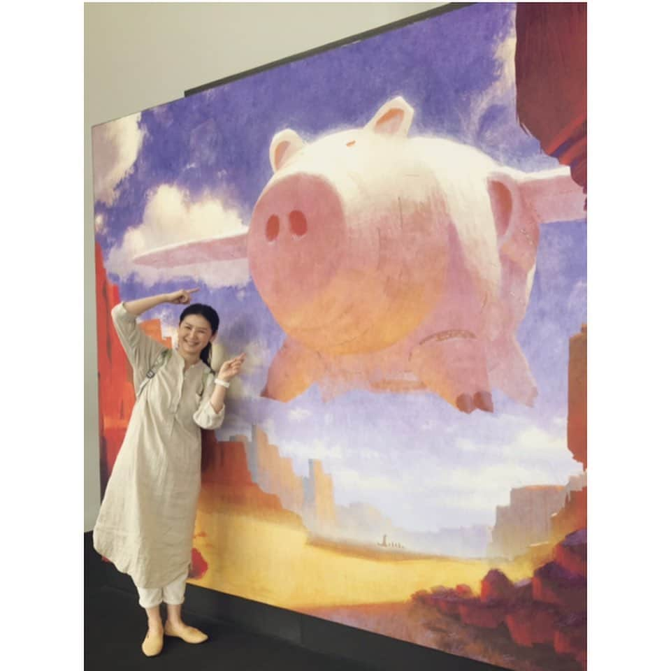 睦さんのインスタグラム写真 - (睦Instagram)「やっと行けました、 ピクサーのひみつ展。  六本木ヒルズなんて、 久しぶり過ぎて、 おのぼりさん状態😅  @micamekko ちゃんと 待ち合わせて、 大はしゃぎ。  いきなり、 TOY STORY の バズ・ライトイヤーと。  ハムのスケッチ画も、 素敵だったなぁ。  モンスターズインクの サリーとマイクもっ🤩  サイズ感が、 ディズニーランドの アトラクション内のと 同じサイズかなぁ？とか 話しつつ。  大好きなウォリーがっ。  映画を見た時は、 もっと小さいと思ってたら 意外と大きかったですね。  でも、可愛い😍  そして、 Mr.インクレディブルの 世界的デザイナーの エドナ・モードもっ。  ドリーにも会えて、 大興奮。  そして少し冷静になって、 もう一度おかわり巡回😅  もちろん、 記念撮影ばかりではなく。  ピクサーの アーティスト達が 色んな技術を 惜しみなく教えてくれる 展示になってるんです。  特に、心を奪われたのは キャラクターを 生み始める時の スケッチ画。  どれも素敵だったなぁ。  絵が描ける人って 本当に羨ましい。  2Dから3Dへの 革命的な躍進をしてきた ピクサー。  ディズニーとの関係も、 紆余曲折あって、 素晴らしい作品達を 世に放ってくれてます。  その功績に、 ジョージルーカスや スティーブ・ジョブズが 深く深く関わってる事に 感銘を受けました。  すごい歴史です。  コンピューターグラフィックスの 凄さの裏に、 細かい観察力と技術力を 味わえる展示です。  @micamekko ちゃん、 一緒に行ってくれて ありがとう。  もう一回、 じっくり行きたいっ😆  @tokyocityview  #pixerfanfun  #ピクサーのひみつ展  #六本木ヒルズ  #ピクサー展  #ピクサーのひみつ  #東京シティビュー  #六本木ヒルズ展望台  #pixer  #いのちを生みだすサイエンス  #pixerのひみつ展  #トイストーリー  #トイストーリー4  #toystory  #toystory4  #モンスターズインク  #monstersinc  #スタジオ  #studio  #shooting  #entertainment  #エンターテイメント  #カーズ  #cars  #ssw  #モデル  #作詞家  #lyricist  #model  #井上睦都実 #睦」7月11日 8時57分 - mutsumi1220