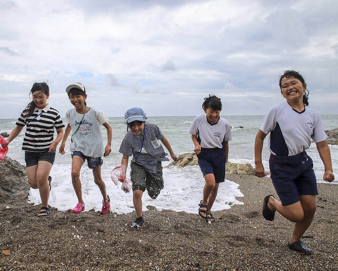 のインスタグラム：「Well,let’s have fun! 山もいいし、海もいい！！ #長野県阿南町 のみんなが遊びにきてくれたよ #伊良湖岬小学校 のみんなと #楽しい思い出作れたかな♪ #田原市の姉妹都市 #りんご が特産 #山の魅力 と#海の魅力 #夏は両方楽しんじゃおう！ * #たはら暮らし *  #渥美半島#田原市#田原#伊良湖岬#伊良湖#赤羽根#tahara#irago#akabane#サーフィン#surfing#田舎暮らし#日々の暮らし#休日の過ごし方#スローライフ#instagramjaran#igersjp」