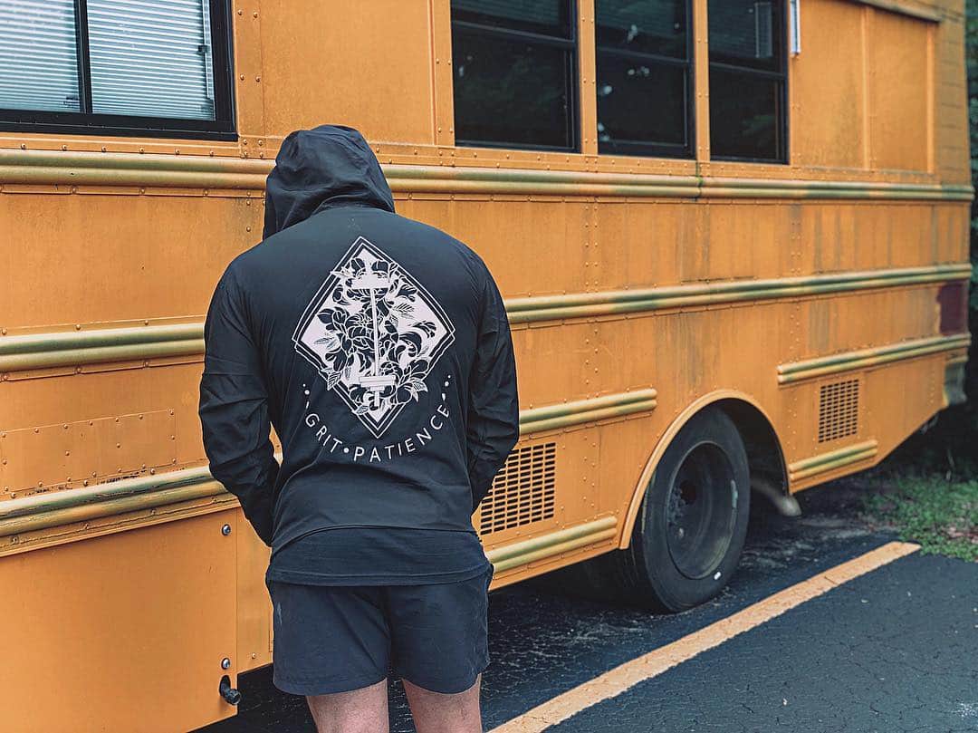 マッティ・ロジャーズのインスタグラム：「What better place to take pics in my rain jackets & try karate jump kicks than in the gym parking lot with this bus that has never moved? Sizes have started to sell out, but there are still some of these jackets, tees and crops left! If you’re sad about the smaller crop sizes selling out (I warned you), you can always crop a tee & look just as cool :) We’re gettin down to the last lil bits of this design before it’s gone forever. Link in bio to order.」