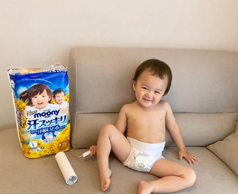 花田浩菜のインスタグラム：「1歳9ヶ月ももう半分を過ぎた我が家のお調子者な息子くん。 朝起きてオムツを替えて、着替えさせるまでにいつも逃げ回って気がつけば面白いことばかりして笑わせてくれるひょうきん者です👶😂 . . 逃げたと思ったらコロコロローラー持ってニヤニヤしながらソファに座ってたり、オムイチ姿でラッパを吹きながら行進してたり、朝からなんて元気なんだ😊😊☀️ おもわず笑っちゃうよね。 . . ユニ・チャーム様より提供頂いた 新しくなった✨ムーニーマン 汗スッキリ✨は汗吸いとるシートをオムツで唯一採用した新商品だそうで、ウエスト部分の通気性も15%もUP🙆‍♀️ 汗かきで肌が弱い息子もお尻やウエスト部分などあせもができやすいのですが、#あせも対策 ができるオムツなので寝ている間も寝汗で起きることなく快適そう👶（🔜スワイプ） . . これから夏のシーズン、ますます暑くなりそうですが汗かきな赤ちゃんも少しでも快適に過ごさせてあげたいもの✨ 汗も気にせずたくさん元気に遊んでね❤️ . . #あせもに負けるな #寝汗 #あせも #汗スッキリムーニーマン #ムーニーマン #ママスタグラム #おむつ #育児日記 #1歳9ヶ月 #1歳児 #男の子ママ #赤ちゃんのいる生活 #新米ママと繋がりたい #ig_oyabakabu  #ムーニーマン_PR」