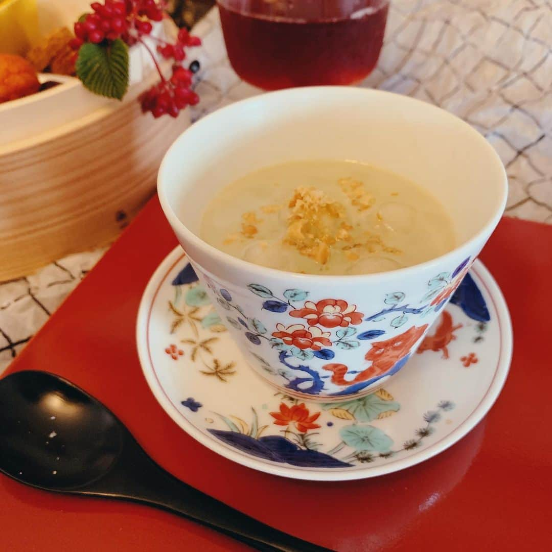 佐々木茜さんのインスタグラム写真 - (佐々木茜Instagram)「. . 🍵早朝のお茶会🍵 昨日のELLE caféのお持ち帰り分でお茶会した🌿 カラダに優しいフルコース😉 . 🌿コンブチャエキスはざくろジュースと 炭酸水少しと割って飲みました。 おいしい、ゴクゴク飲みました朝の定番になりそう👏 . 🌿アーユル青汁は、豆乳と混ぜて 白玉入れておしるこ風にしました。 白玉は揚げるか迷ったんだけど、 朝なのでそのままにしました。 夜食べるなら揚げ白玉にする、、 （R先生のおやつ📕で読んで美味しそうだった） 上にはたーっぷり、 落花生つくねを砕いたものをかけました🥰 青汁のほんのり苦味と、白玉のもちもち、 落花生つくねのカリカリと甘塩っぱさが最高🥰 グルテンフリーにしたいなら落花生つくねではなく ミックスナッツでどうぞ🙋‍♀️ . 🌿なぜか蒸籠ですが 糖質コントロール焼き菓子たち 手前から時計回りに ・マフィンはアーモンドミルク味を食べました。 すごく美味しかった😭おからでしっとり、 ぎゅっと詰まった感じというか、 弾力があって大満足な食べ応え！ 今まで食べたグルテンフリーのマフィンで 1番美味しかった👏 他にも味がたくさんあったから買いに行きます ちにみに今朝食べたアーモンドミルク味は 184kcal糖質7.8g🧐 . ・パイナップルとキウイ 消化のために、夜ごはんの後どちらか いつも食べてるのですが今日は朝🥝 これにもコンブチャエキス・はちみつジンジャーレモン少しかけて頂きました クコの実はなんだかんだいつも家にある🌿 . ・クッキー 食感も味もカラダに優しいかんじがしつつも しっかりおいしい🥺 ナッツ味が1番お気に入りかな、 チーズ味はお酒にも絶対合う🥺 ビターココアはアイス挟んで食べたい🥺 . ・スノーボール😭💙 朝から食べれる幸せ🥺 普通のより大豆のおかげかさっくさくで 口の中でほろほろ〜 自然な甘さと、ほろ苦さやスパイシーさだったり、 風味豊かでした  フルーティートマトが1番気に入りました🍅 . たくさん食べたけれど ギルトフリー🥺というかむしろ 体が喜んでる気がする🥺 並べたり器に入れただけだけど なんだかとっても楽しかった🥰 ちなみに東洋っぽさが流れ出ているのは キングダム読んでるから、、📕 和っぽいものやシノワなものに目が行きます最近👀 というわけで元気に仕事してきますー🙋‍♀️ . . #ellecafe #エルカフェ #グルテンフリー #glutenfree #vegan #carbcontrol」7月11日 9時07分 - akane_madder2