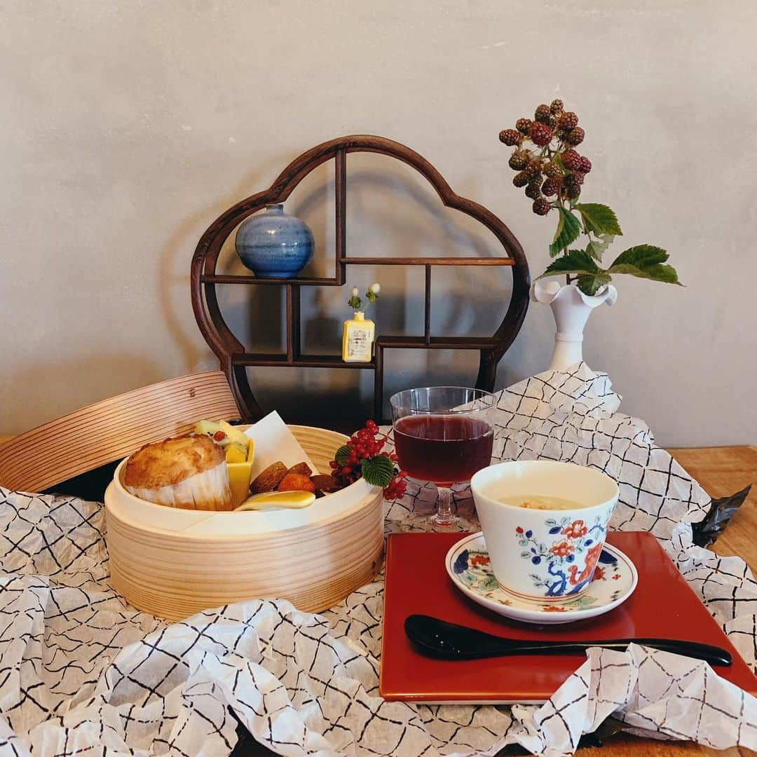 佐々木茜さんのインスタグラム写真 - (佐々木茜Instagram)「. . 🍵早朝のお茶会🍵 昨日のELLE caféのお持ち帰り分でお茶会した🌿 カラダに優しいフルコース😉 . 🌿コンブチャエキスはざくろジュースと 炭酸水少しと割って飲みました。 おいしい、ゴクゴク飲みました朝の定番になりそう👏 . 🌿アーユル青汁は、豆乳と混ぜて 白玉入れておしるこ風にしました。 白玉は揚げるか迷ったんだけど、 朝なのでそのままにしました。 夜食べるなら揚げ白玉にする、、 （R先生のおやつ📕で読んで美味しそうだった） 上にはたーっぷり、 落花生つくねを砕いたものをかけました🥰 青汁のほんのり苦味と、白玉のもちもち、 落花生つくねのカリカリと甘塩っぱさが最高🥰 グルテンフリーにしたいなら落花生つくねではなく ミックスナッツでどうぞ🙋‍♀️ . 🌿なぜか蒸籠ですが 糖質コントロール焼き菓子たち 手前から時計回りに ・マフィンはアーモンドミルク味を食べました。 すごく美味しかった😭おからでしっとり、 ぎゅっと詰まった感じというか、 弾力があって大満足な食べ応え！ 今まで食べたグルテンフリーのマフィンで 1番美味しかった👏 他にも味がたくさんあったから買いに行きます ちにみに今朝食べたアーモンドミルク味は 184kcal糖質7.8g🧐 . ・パイナップルとキウイ 消化のために、夜ごはんの後どちらか いつも食べてるのですが今日は朝🥝 これにもコンブチャエキス・はちみつジンジャーレモン少しかけて頂きました クコの実はなんだかんだいつも家にある🌿 . ・クッキー 食感も味もカラダに優しいかんじがしつつも しっかりおいしい🥺 ナッツ味が1番お気に入りかな、 チーズ味はお酒にも絶対合う🥺 ビターココアはアイス挟んで食べたい🥺 . ・スノーボール😭💙 朝から食べれる幸せ🥺 普通のより大豆のおかげかさっくさくで 口の中でほろほろ〜 自然な甘さと、ほろ苦さやスパイシーさだったり、 風味豊かでした  フルーティートマトが1番気に入りました🍅 . たくさん食べたけれど ギルトフリー🥺というかむしろ 体が喜んでる気がする🥺 並べたり器に入れただけだけど なんだかとっても楽しかった🥰 ちなみに東洋っぽさが流れ出ているのは キングダム読んでるから、、📕 和っぽいものやシノワなものに目が行きます最近👀 というわけで元気に仕事してきますー🙋‍♀️ . . #ellecafe #エルカフェ #グルテンフリー #glutenfree #vegan #carbcontrol」7月11日 9時07分 - akane_madder2