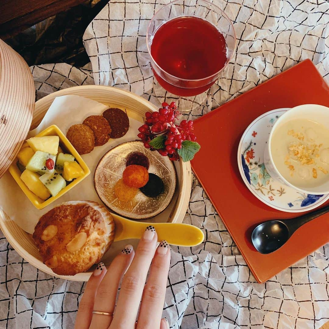 佐々木茜さんのインスタグラム写真 - (佐々木茜Instagram)「. . 🍵早朝のお茶会🍵 昨日のELLE caféのお持ち帰り分でお茶会した🌿 カラダに優しいフルコース😉 . 🌿コンブチャエキスはざくろジュースと 炭酸水少しと割って飲みました。 おいしい、ゴクゴク飲みました朝の定番になりそう👏 . 🌿アーユル青汁は、豆乳と混ぜて 白玉入れておしるこ風にしました。 白玉は揚げるか迷ったんだけど、 朝なのでそのままにしました。 夜食べるなら揚げ白玉にする、、 （R先生のおやつ📕で読んで美味しそうだった） 上にはたーっぷり、 落花生つくねを砕いたものをかけました🥰 青汁のほんのり苦味と、白玉のもちもち、 落花生つくねのカリカリと甘塩っぱさが最高🥰 グルテンフリーにしたいなら落花生つくねではなく ミックスナッツでどうぞ🙋‍♀️ . 🌿なぜか蒸籠ですが 糖質コントロール焼き菓子たち 手前から時計回りに ・マフィンはアーモンドミルク味を食べました。 すごく美味しかった😭おからでしっとり、 ぎゅっと詰まった感じというか、 弾力があって大満足な食べ応え！ 今まで食べたグルテンフリーのマフィンで 1番美味しかった👏 他にも味がたくさんあったから買いに行きます ちにみに今朝食べたアーモンドミルク味は 184kcal糖質7.8g🧐 . ・パイナップルとキウイ 消化のために、夜ごはんの後どちらか いつも食べてるのですが今日は朝🥝 これにもコンブチャエキス・はちみつジンジャーレモン少しかけて頂きました クコの実はなんだかんだいつも家にある🌿 . ・クッキー 食感も味もカラダに優しいかんじがしつつも しっかりおいしい🥺 ナッツ味が1番お気に入りかな、 チーズ味はお酒にも絶対合う🥺 ビターココアはアイス挟んで食べたい🥺 . ・スノーボール😭💙 朝から食べれる幸せ🥺 普通のより大豆のおかげかさっくさくで 口の中でほろほろ〜 自然な甘さと、ほろ苦さやスパイシーさだったり、 風味豊かでした  フルーティートマトが1番気に入りました🍅 . たくさん食べたけれど ギルトフリー🥺というかむしろ 体が喜んでる気がする🥺 並べたり器に入れただけだけど なんだかとっても楽しかった🥰 ちなみに東洋っぽさが流れ出ているのは キングダム読んでるから、、📕 和っぽいものやシノワなものに目が行きます最近👀 というわけで元気に仕事してきますー🙋‍♀️ . . #ellecafe #エルカフェ #グルテンフリー #glutenfree #vegan #carbcontrol」7月11日 9時07分 - akane_madder2