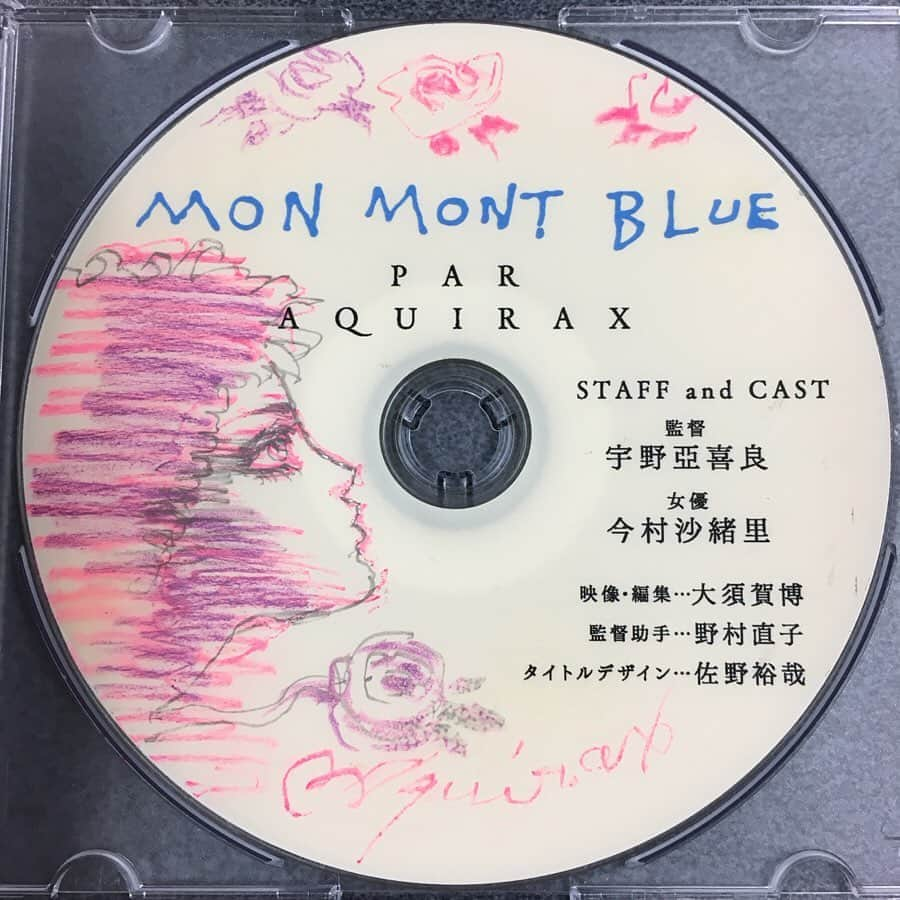 今村沙緒里さんのインスタグラム写真 - (今村沙緒里Instagram)「MON MONT BLUE🦋 3年ぶりにみました…★ ・ スタッフの佐野くんが "懐かしくて泣いた" ってメールをくれて。 "佐野くん、泣くの！？" (いつもクールだから) "心で泣いた 笑"  とっても、嬉しかったです。 ・ 佐野くんに言われて思い出したこと☺︎ 映像版はナレーションと音楽が入っているけど 本番は、わたしが生で朗読をして 音楽は、毎回変えました。 宇野さんもわたしも実験好きで。笑 クラシックやロック、フレンチポップス… 音楽が変わると、がらっとイメージも変わるので その空気とか、瞬発力が楽しくて。 佐野くんにはDJみたいなこともやってもらいました。 大変だったよね。苦笑  ありがとう。 そして、京都公演では徳正寺のジンさんから "蓄音機があるんだけど、やります…？" ってスペシャルな提案をいただき。 あの素晴らしい場所と、空間で たしか、ジャンコクトーの美女と野獣かな。 蓄音機から流れてくる音と音楽が、美しくて、美しくて 本番中、演じながら鳥肌がたちました。 幻想の中にいるような、奇跡みたいな時間でした。 本当に、自由で、贅沢なプロジェクトでした＊ ・ 当時は当事者過ぎて、 (出演はわたしと宇野さんの絵だけなので) 見るのも恐かったし… こわかった。 でも今回、ちょっと距離をとれて、新しく出会えて 宇野さんと、まったく同じこと思いました。 けっこう、よかった、かな。 個人的な反省は、多々、たたたた、ありますが あの"表現"は、オリジナルで 自分たちらしくて、おもしろいなって。 スタッフの皆さんのバランスも素晴らしくて。 関わってくれた方々が、 また一緒にやりたいと思ってくれること 純粋に、嬉しいです。 宇野さんと話したら、色々止まらなくなったのですが また、なにかご一緒できたら、嬉しいです。 そして、この "モンモンブルー" が どんなカタチかわからないけど みなさんに見ていただけたらいいな、と思ってます＊ ・ こちらのamiバージョン！は 素敵なお家を貸してくれた 万華鏡専門店カレイドスコープの ミチさん、タツさんへ。感謝です🌼 ・ バスタブから生まれた物語。 蘇る、記憶、音、色、言葉、温度。 また、新しく、生まれますように。 ・ #cinema #movie #illustration #bodypaint #actress #aquirax #saoriimamura #original #love #일러스트 #영화 #아트 #短編映画 #イラスト #ボディペイント #宇野亞喜良 #今村沙緒里 #ピンポイントギャラリー #モンモンブルー」7月11日 9時11分 - saorix13