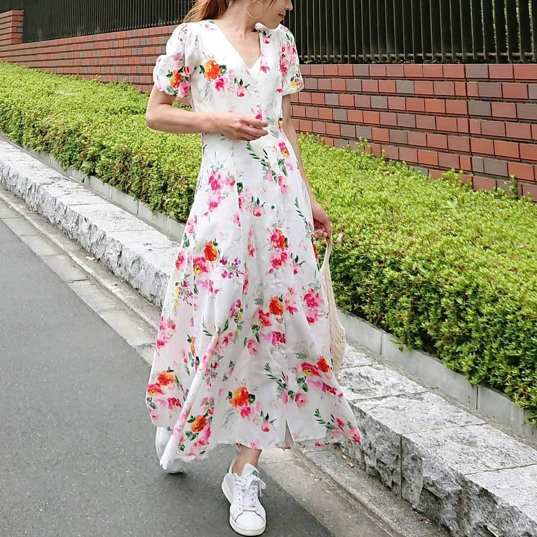 のインスタグラム：「久しぶりに鮮やかな花柄のワンピースが着たくなりました♪  ずっと気になっていた zaraのワンピースはsaleプライスに♪ @zara  #ワンピース@zara #スニーカー@adidas  フロントボタンなので、デニムと合わせてラフに羽織としても♪  #instafashion #fashion #code #coordinate #outfit #ファッション #コーデ #花柄ワンピース #zara#zaraコーデ #zarawomen #adidas #スタンスミス #mamafashion #mamacoordinate #今日の服 #ママファッション #ママコーデ #プチプラコーデ #ロカリ#locari #mineby3m」