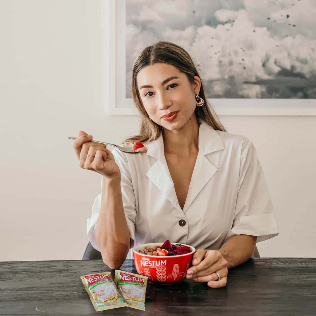 Jennifer Bachdimさんのインスタグラム写真 - (Jennifer BachdimInstagram)「I win at breakfast today! Homemade oats bowl in the morning. I used @nestumidonesia to get that classic crunch. I've filled the bowl with bananas and a few strawberries. Easy, quick and healthy breakfast. Have a jolly lovely day loves ☀ #goodmorning #healthybreakfast」7月11日 9時21分 - jenniferbachdim