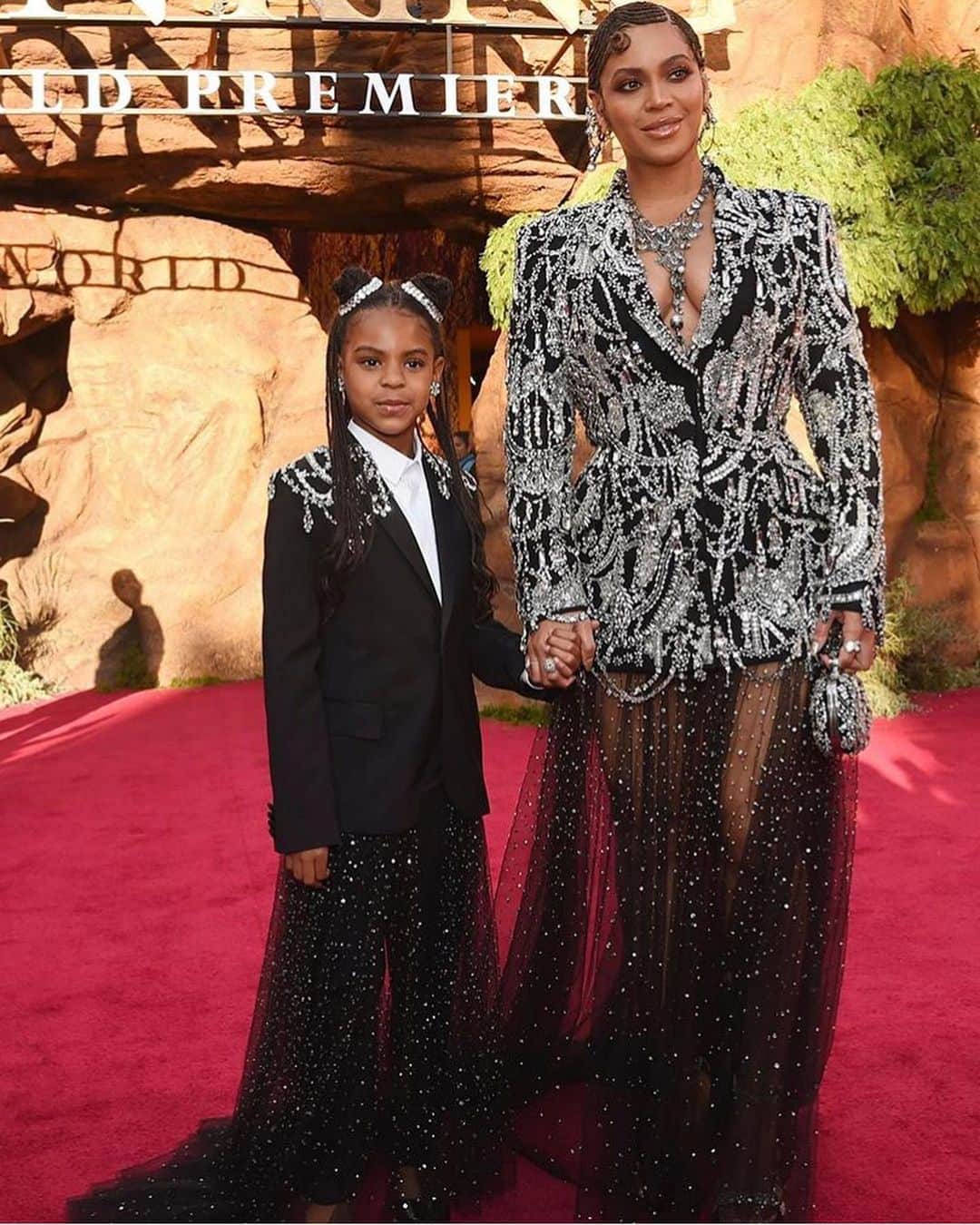 DJドラマのインスタグラム：「#Beyonce with daughter #BluIvy & #ChildishGambino at the Lion King Premiere 🦁👑 . . . #LionKing #LionKingPremiere #RedCarpet #RedCarpet #MoviePremiere #NewMovies #Movie #Dope #BlackExcellence #TheCarters #TheLionKing #ChildishGambino #Gambino」