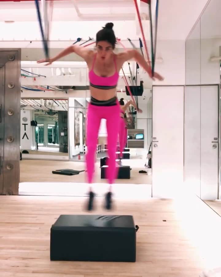 ヒラリー・ローダのインスタグラム：「It’s been hard to properly recover this stress fracture. I haven’t been wearing my boot (doesn’t go well with 90° heat & summer dresses 😂) & all the shoots I’ve had lately I’m running & jumping in heels all day long which sets me back juuust a bit. If Sean didn’t make me ice it multiple times a day I probably wouldn’t be doing that either. 😬😂 I was craving some cardio today & this didn’t really irritate it so I went for it 💦」