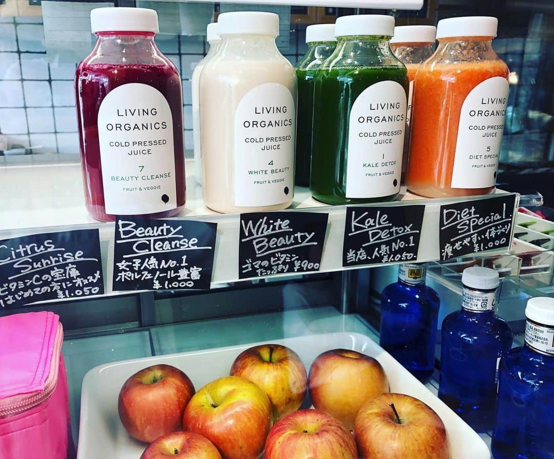 livingorganics juice&place 芦屋のインスタグラム：「こんにちは  living organicsでは今日も 新鮮なお野菜・果物を使って たくさんのコールドプレスジュースを搾汁しております。  あいにくの雨ですが、スタッフ一同元気にお客様お迎えさせて頂きます。  ご来店お待ちしております。  #livingorganics#livingorganic#cafe#coldpressedjuice#healthyfood#coffee#soylatte#smoothie#yoga#神戸カフェ#detox#カフェ巡り#1dayクレンズ #1dayクレンズプログラム」