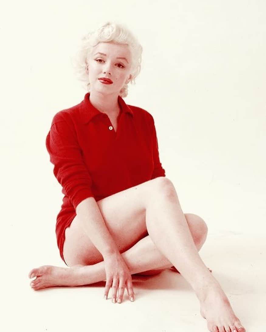 マリリン・モンローさんのインスタグラム写真 - (マリリン・モンローInstagram)「Marilyn Monroe, “Red Sweater Sitting” photographed by Milton Greene in 1955❤️ too cute」7月11日 14時59分 - welovemarilyn
