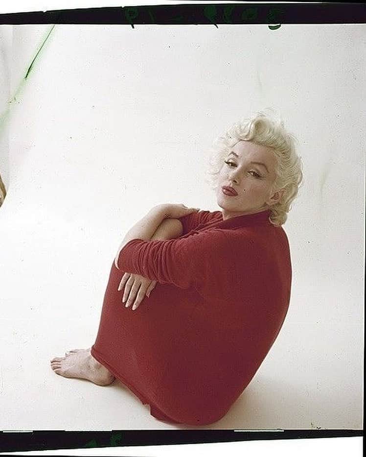 マリリン・モンローさんのインスタグラム写真 - (マリリン・モンローInstagram)「Marilyn Monroe, “Red Sweater Sitting” photographed by Milton Greene in 1955❤️ too cute」7月11日 14時59分 - welovemarilyn