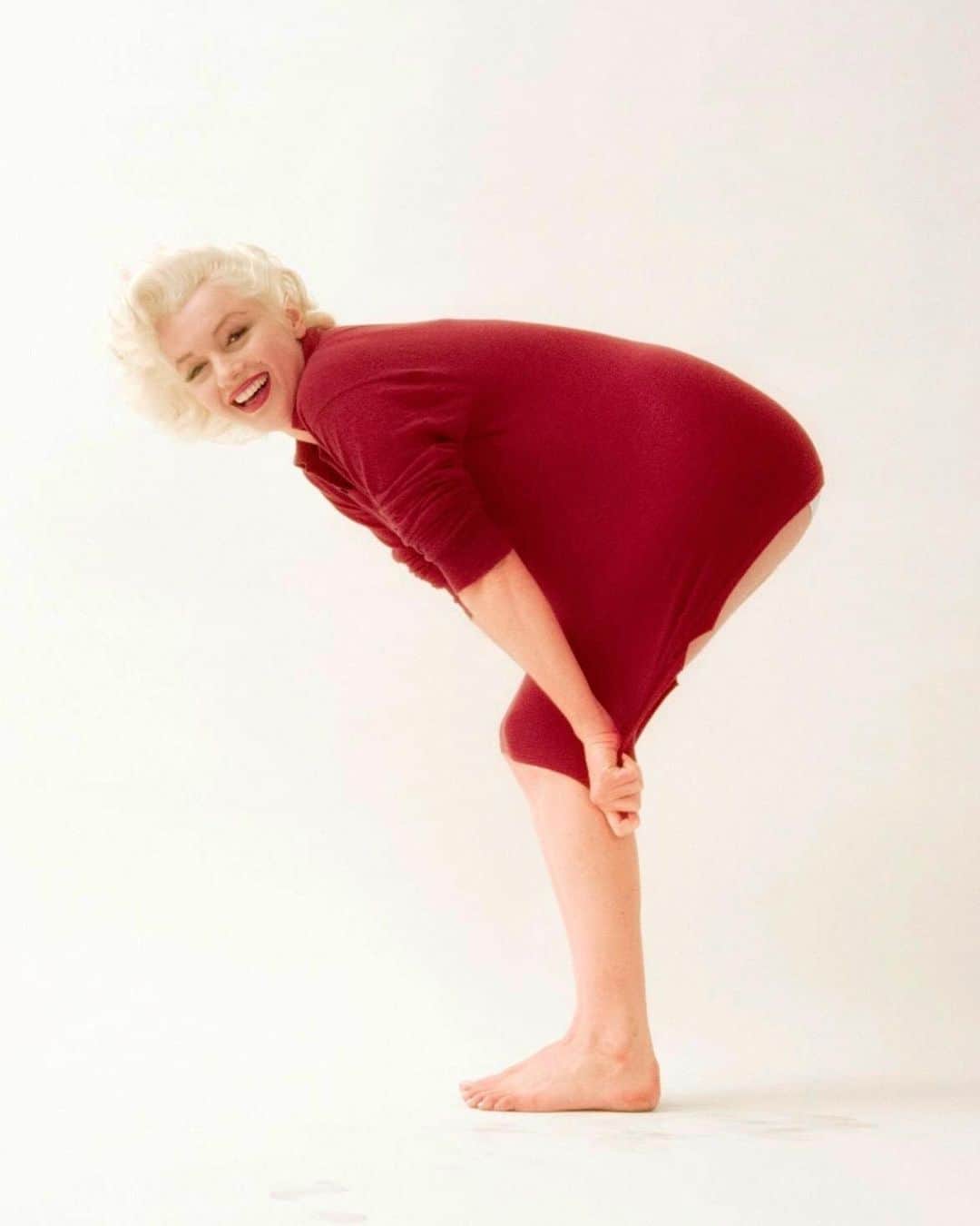 マリリン・モンローのインスタグラム：「Marilyn Monroe, “Red Sweater Sitting” photographed by Milton Greene in 1955❤️ too cute」
