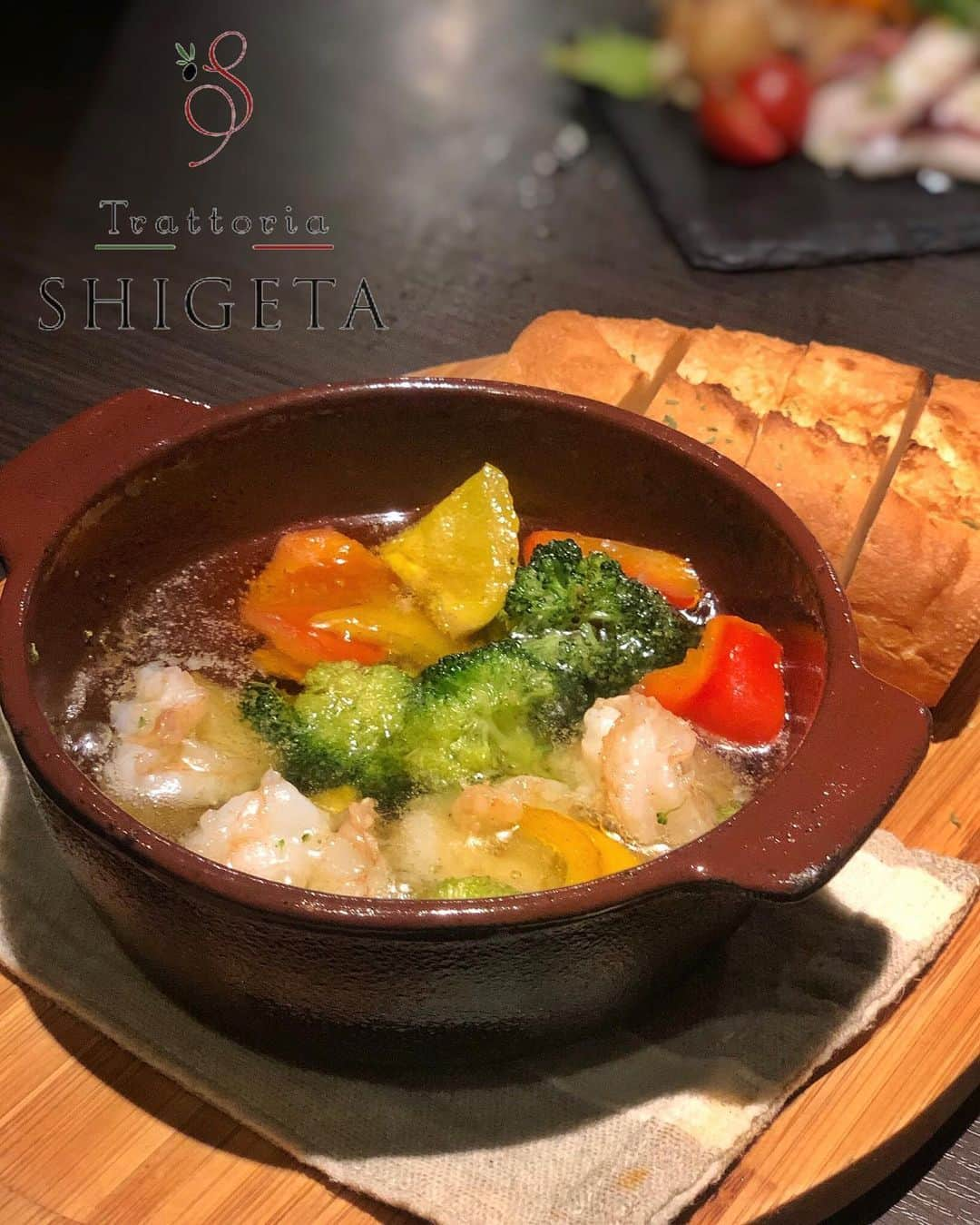 Ayuminさんのインスタグラム写真 - (AyuminInstagram)「🇮🇹トラットリア シゲタ🇮🇹 錦にあるカジュアルイタリアン @trattoria_shigeta  へ リーズナブルで一品一品にボリュームがあって どれも美味しくて本当に大満足🥺💓 他にもローストビーフやパスタ、デザートも 食べたいお料理だらけで早く行きたい😍 . 🔘じっくり煮込んだミートパスタ 🔘マスカルポーネ蜂蜜~ナッツとレーズンをそえて~ 🔘海老と野菜のアヒージョ 🔘本日の前菜の盛り合わせ 🔘新鮮野菜のバーニャカウダ 🔘お通しも美味しかった 🔘乾杯🥂 . オーナーのしげたさんかお茶目で素敵な方で お料理たけじゃなくお店の雰囲気も◎😍🍴 . @n.s.z.k さんとても素敵なお店を教えて下さって ありがとうございます❤️ 私にとってもお気に入りのイタリアンになったので また女子会やデートで行かなきゃ🤩🇮🇹 . . スタバクイーン👸🏼メインアカウント ➡︎ @ayumin0220stb * #トラットリアシゲタ#trattoriashigeta #栄イタリアン#伏見グルメ#伏見ディナー#イタリアン #栄#栄カフェ#栄ディナー#錦ディナー #名古屋#名古屋ランチ#名古屋グルメ#名古屋カフェ#ブランチ#名古屋ブランチ#名古屋モーニング#カフェ巡り #インスタグルメアワード2019#あいなご#ナゴレコ#グルメライター」7月11日 14時51分 - ayumin0220