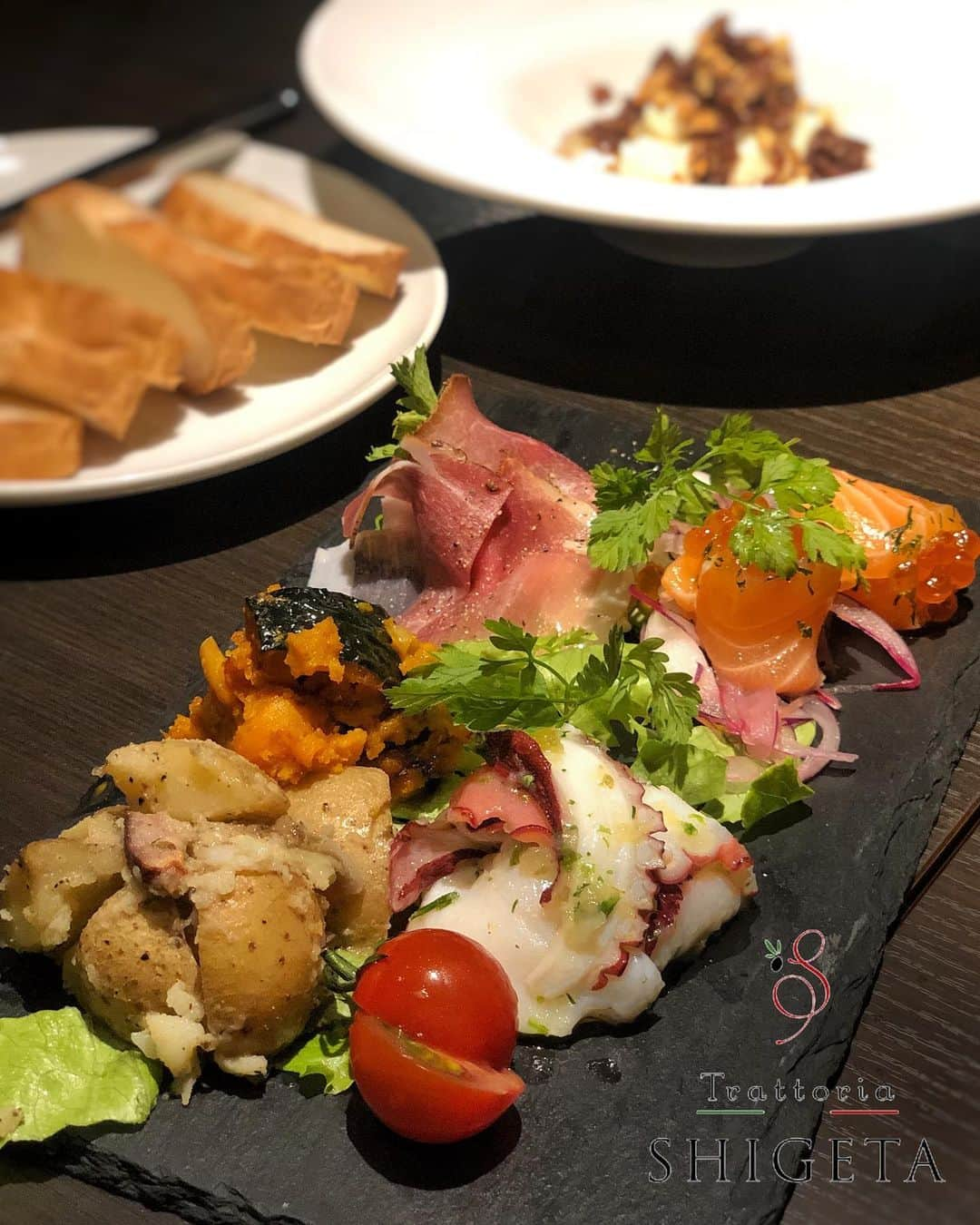 Ayuminさんのインスタグラム写真 - (AyuminInstagram)「🇮🇹トラットリア シゲタ🇮🇹 錦にあるカジュアルイタリアン @trattoria_shigeta  へ リーズナブルで一品一品にボリュームがあって どれも美味しくて本当に大満足🥺💓 他にもローストビーフやパスタ、デザートも 食べたいお料理だらけで早く行きたい😍 . 🔘じっくり煮込んだミートパスタ 🔘マスカルポーネ蜂蜜~ナッツとレーズンをそえて~ 🔘海老と野菜のアヒージョ 🔘本日の前菜の盛り合わせ 🔘新鮮野菜のバーニャカウダ 🔘お通しも美味しかった 🔘乾杯🥂 . オーナーのしげたさんかお茶目で素敵な方で お料理たけじゃなくお店の雰囲気も◎😍🍴 . @n.s.z.k さんとても素敵なお店を教えて下さって ありがとうございます❤️ 私にとってもお気に入りのイタリアンになったので また女子会やデートで行かなきゃ🤩🇮🇹 . . スタバクイーン👸🏼メインアカウント ➡︎ @ayumin0220stb * #トラットリアシゲタ#trattoriashigeta #栄イタリアン#伏見グルメ#伏見ディナー#イタリアン #栄#栄カフェ#栄ディナー#錦ディナー #名古屋#名古屋ランチ#名古屋グルメ#名古屋カフェ#ブランチ#名古屋ブランチ#名古屋モーニング#カフェ巡り #インスタグルメアワード2019#あいなご#ナゴレコ#グルメライター」7月11日 14時51分 - ayumin0220