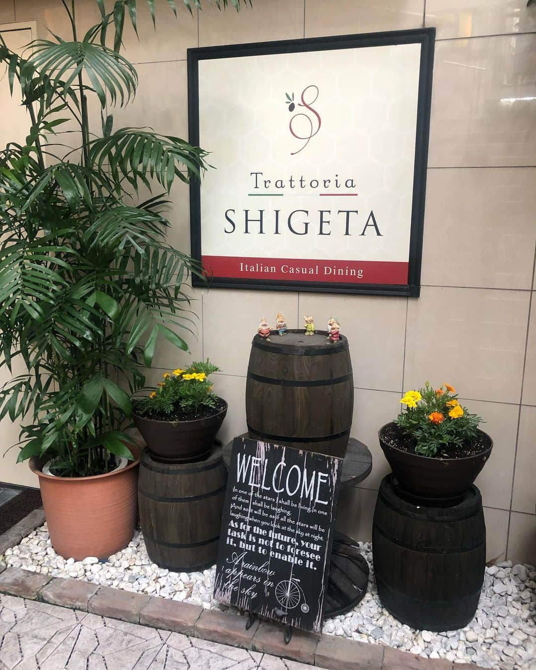 Ayuminさんのインスタグラム写真 - (AyuminInstagram)「🇮🇹トラットリア シゲタ🇮🇹 錦にあるカジュアルイタリアン @trattoria_shigeta  へ リーズナブルで一品一品にボリュームがあって どれも美味しくて本当に大満足🥺💓 他にもローストビーフやパスタ、デザートも 食べたいお料理だらけで早く行きたい😍 . 🔘じっくり煮込んだミートパスタ 🔘マスカルポーネ蜂蜜~ナッツとレーズンをそえて~ 🔘海老と野菜のアヒージョ 🔘本日の前菜の盛り合わせ 🔘新鮮野菜のバーニャカウダ 🔘お通しも美味しかった 🔘乾杯🥂 . オーナーのしげたさんかお茶目で素敵な方で お料理たけじゃなくお店の雰囲気も◎😍🍴 . @n.s.z.k さんとても素敵なお店を教えて下さって ありがとうございます❤️ 私にとってもお気に入りのイタリアンになったので また女子会やデートで行かなきゃ🤩🇮🇹 . . スタバクイーン👸🏼メインアカウント ➡︎ @ayumin0220stb * #トラットリアシゲタ#trattoriashigeta #栄イタリアン#伏見グルメ#伏見ディナー#イタリアン #栄#栄カフェ#栄ディナー#錦ディナー #名古屋#名古屋ランチ#名古屋グルメ#名古屋カフェ#ブランチ#名古屋ブランチ#名古屋モーニング#カフェ巡り #インスタグルメアワード2019#あいなご#ナゴレコ#グルメライター」7月11日 14時51分 - ayumin0220