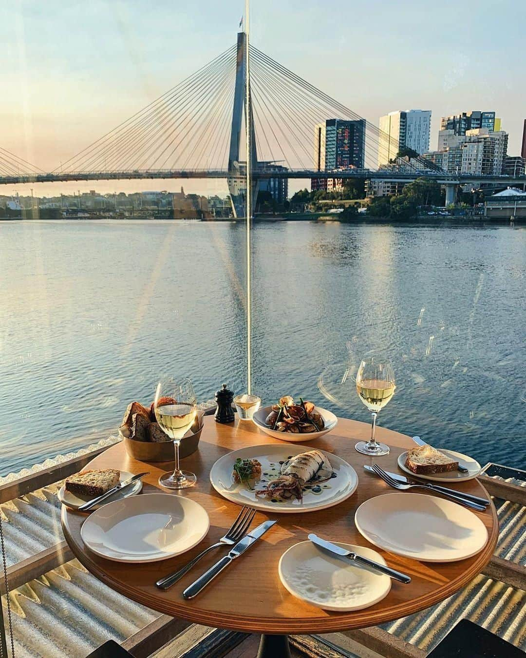 Australiaさんのインスタグラム写真 - (AustraliaInstagram)「Now, this is what we call a table with a view. 🤩  A 10-minute drive from @sydney’s city centre, @boathousesydney doesn’t mess around when it comes to their food or their view. Their menu features some of the best seafood from around #Australia; you can’t go past the fresh oysters and fish from different corners of @visitnsw. Tuck in while overlooking stunning #AnzacBridge views across #BlackwattleBay, you might even spot a few rowers gliding by. 🚣🏽 #seeaustralia #restaurantaustralia #newsouthwales #ilovesydney #sydneylocal #foodwithaview」7月11日 15時00分 - australia