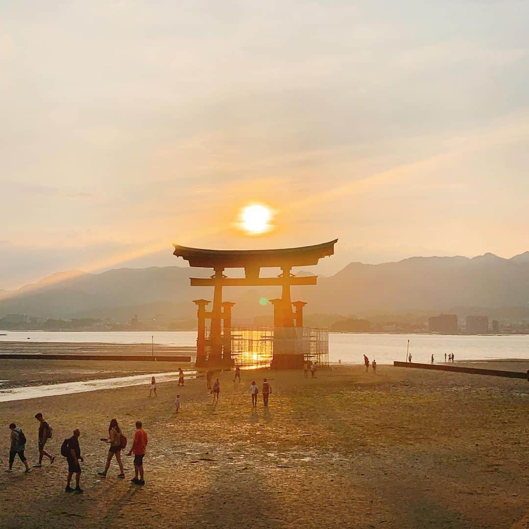 上矢えり奈さんのインスタグラム写真 - (上矢えり奈Instagram)「＊-＊-＊-＊-＊-＊-＊-＊. . 夕日と厳島神社鳥居。 いいタイミングで撮影できた！ 潮が満ちてくる手前の夕日の瞬間. . erina. . ＊-＊-＊-＊-＊-＊-＊-＊. . #厳島神社 #厳島 #広島県 #世界遺産 #鳥居 #幻想的 #奇跡的な瞬間 #夕日 #旅人の背中 #上矢えり奈」7月11日 9時35分 - k.erinyann