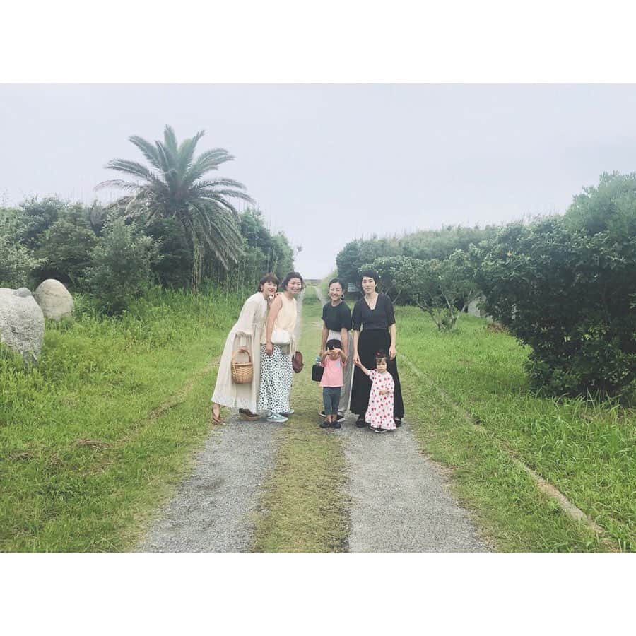 のインスタグラム：「どうでもいい話で笑い転げたり、 真剣に悩みを分かち合ったり。  先日行ってきた2泊3日の福岡旅は、特別なことは何もしていないけれど大好きな仲間がいるだけで心安らぐ時間でした。  子供たちの小さな恋の予感？と、荒れ狂う海と、暴風の中の自転車と、小雨の中での立ち往生と。。 トラブルはあるけれど、それももはやいいれ思い出。 #shorttrip #fukuoka #子連れ旅行」