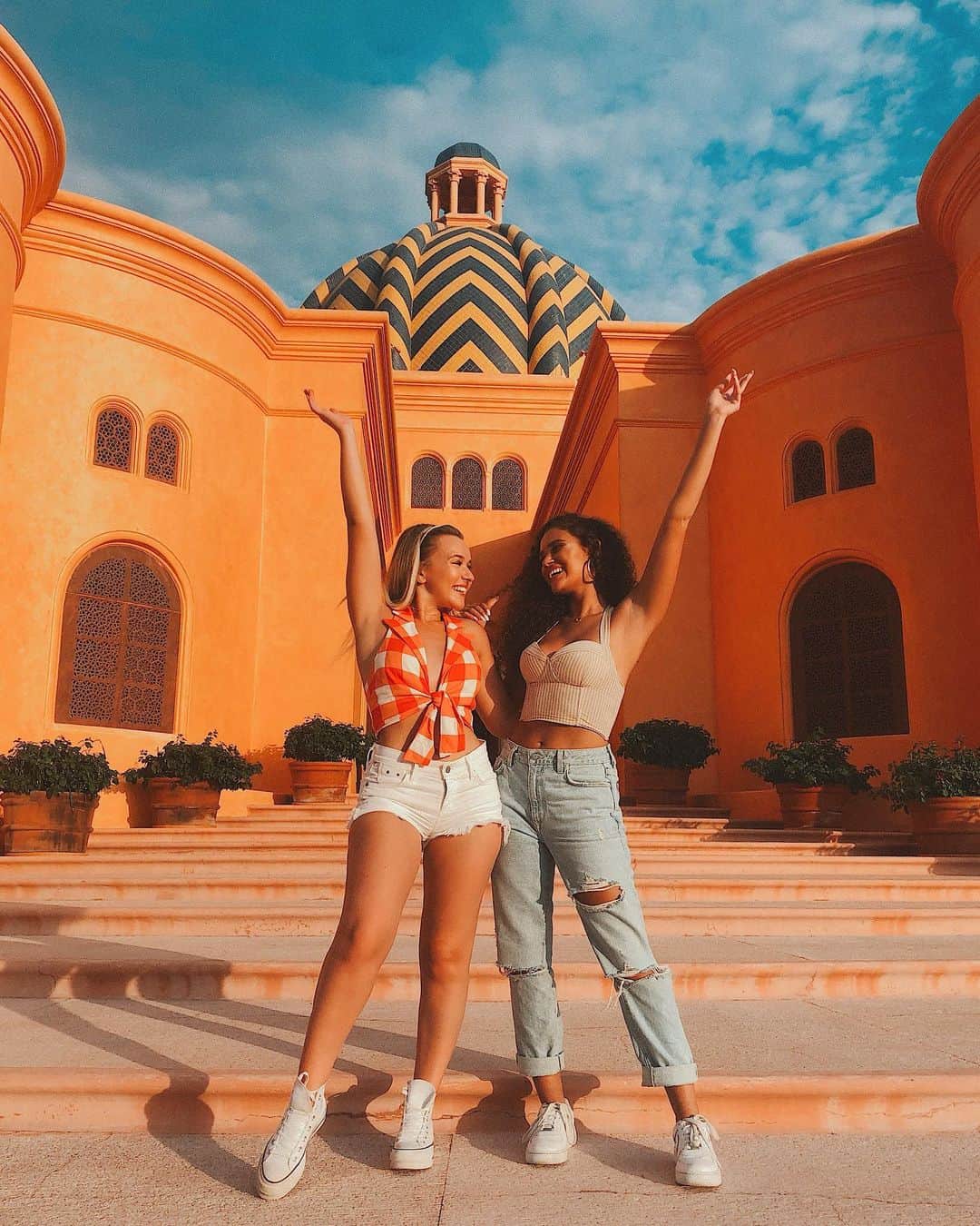 トーリ・ウェブスターのインスタグラム：「my ride or die of nearly 10 years 😭 I love seeing the world with you! 🧡@madisonpettis」