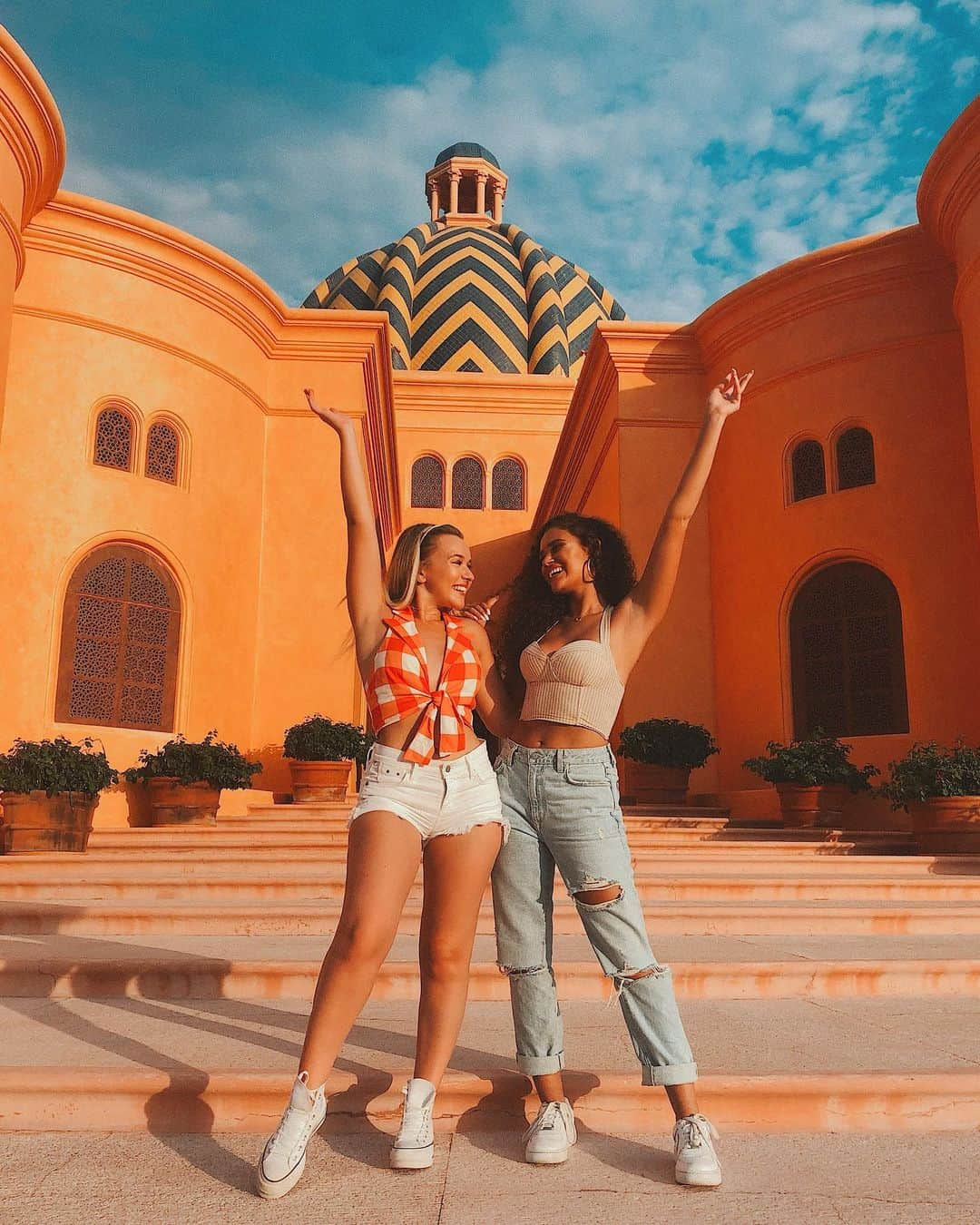 トーリ・ウェブスターさんのインスタグラム写真 - (トーリ・ウェブスターInstagram)「my ride or die of nearly 10 years 😭 I love seeing the world with you! 🧡@madisonpettis」7月11日 9時30分 - torriwebster