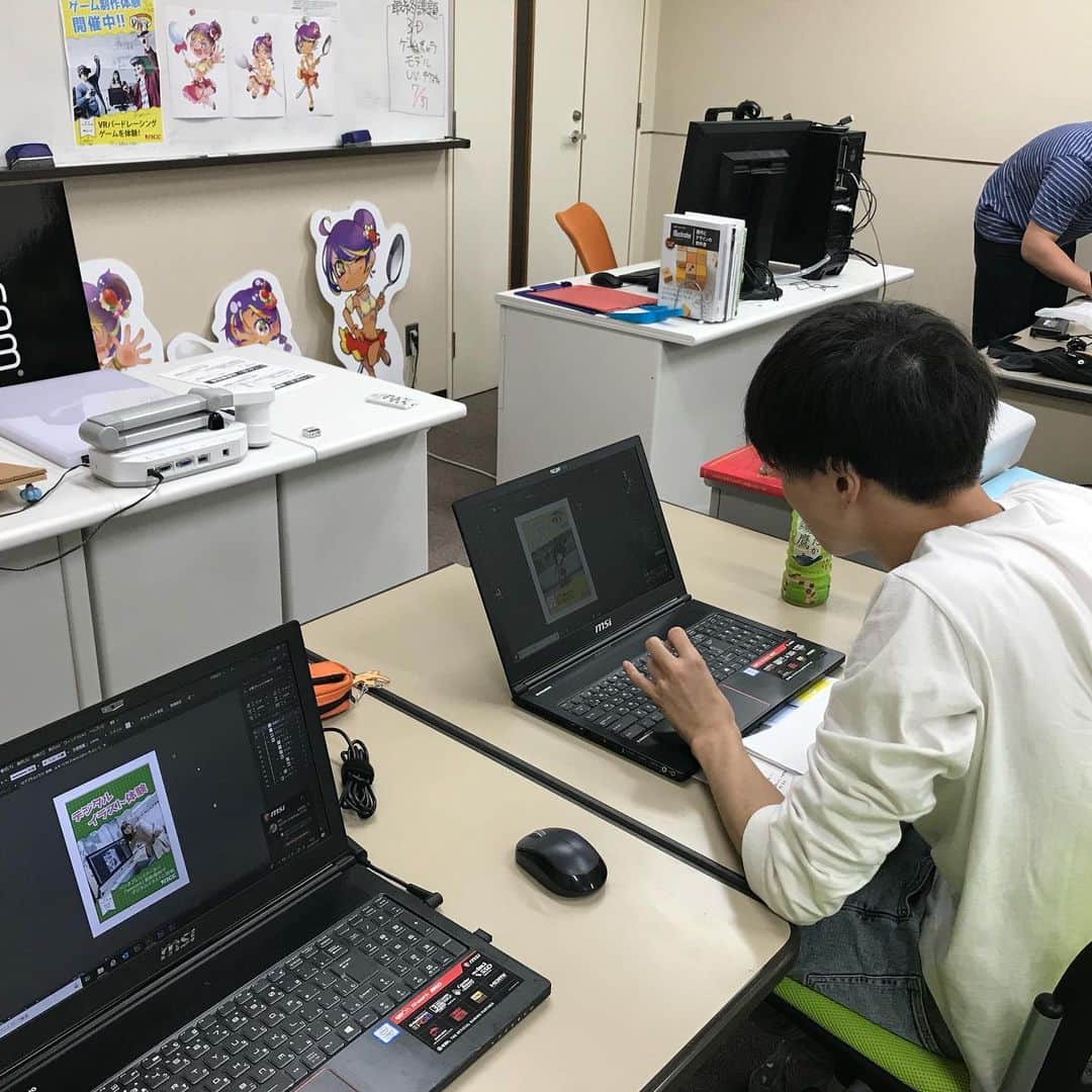 NCC新潟コンピュータ専門学校さんのインスタグラム写真 - (NCC新潟コンピュータ専門学校Instagram)「NSG夏フェスまであと2日‼️ 準備も最後の追い込み🏃‍♂️💨 ブースの看板、チラシ、クーポン券、LINEのバナーなどなど全て学生が作っています✨ NCCミス❤️みったん @_gbkskm_ は飲食ブースハロハロのパネルを製作中😘 #nsg夏フェス #イラスト #デザイン #映え #制作 #真剣 #pc #学生 #キャンパスライフ #授業 #新潟コンピュータ専門学校 #nsgカレッジリーグ」7月11日 9時33分 - ncc_niigata